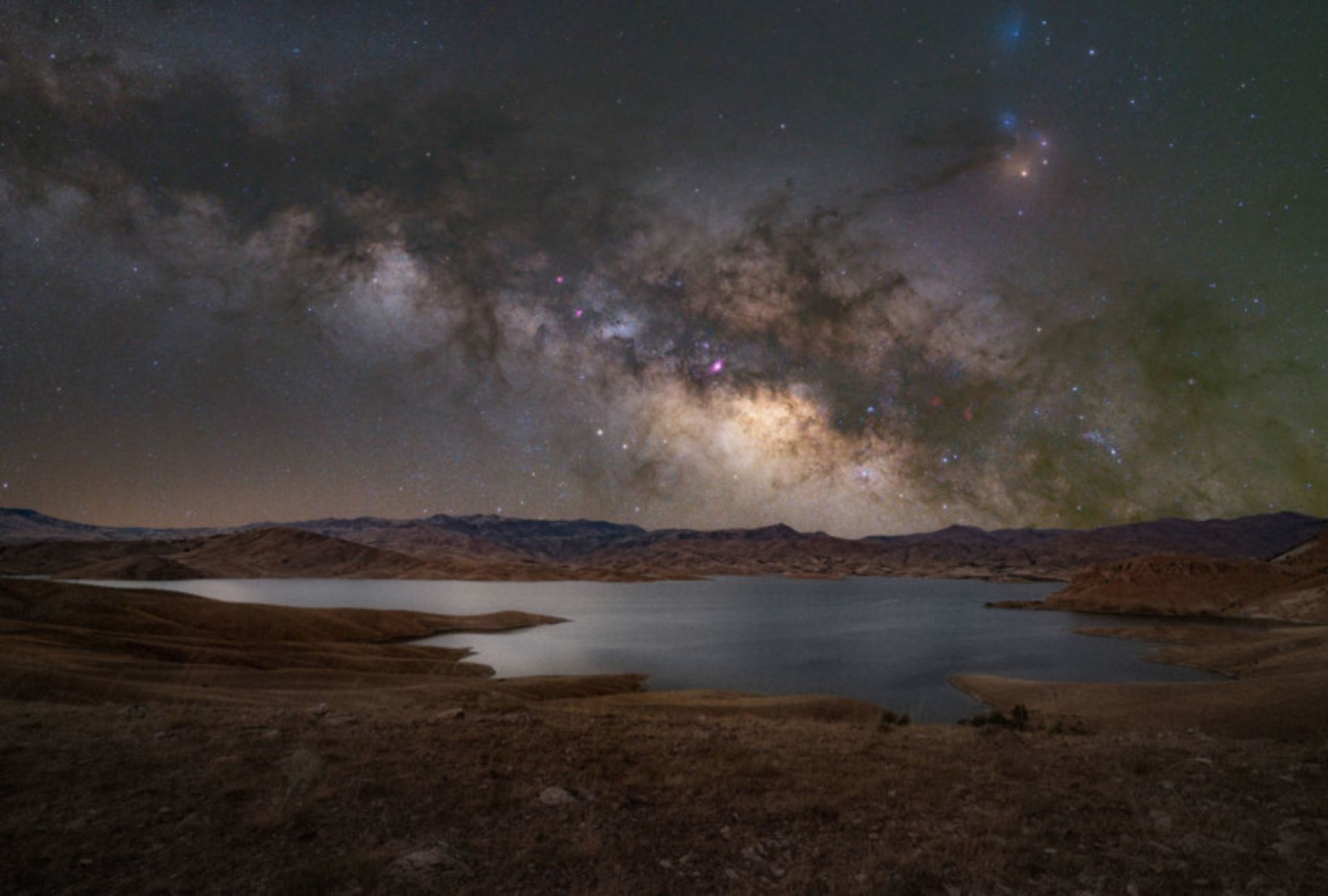 milkyway-over-dersim-kurdistan-800x540