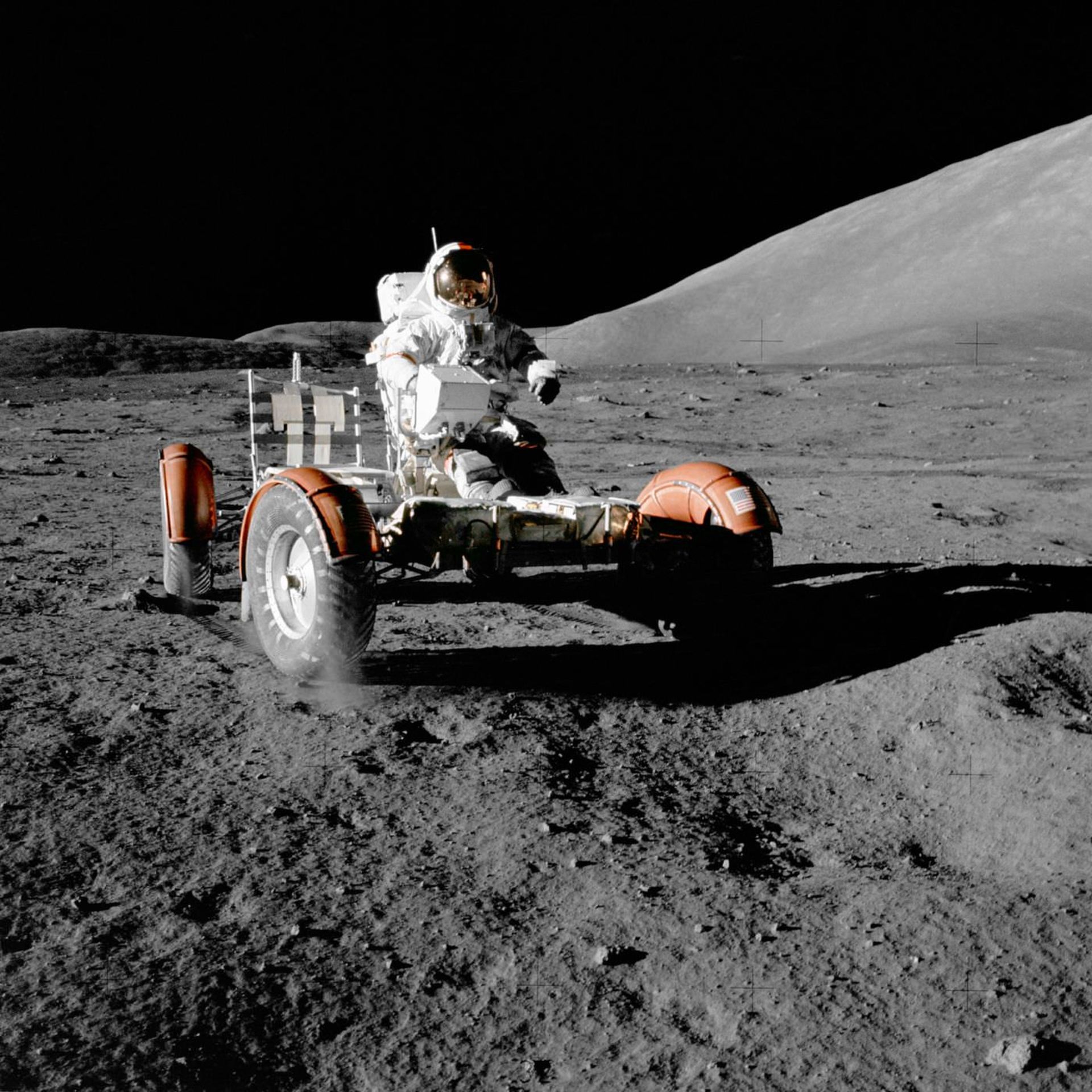 یوجین سرنان سوار بر خودرو ماه پیمای ماموریت‌ آپولو ۱۷