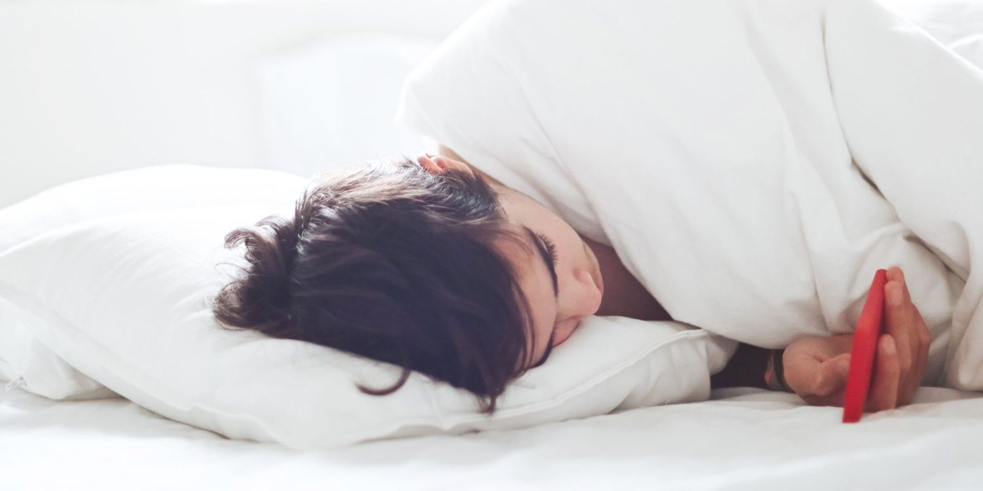 تصویر یک خانوم در حال استفاده از گوشی