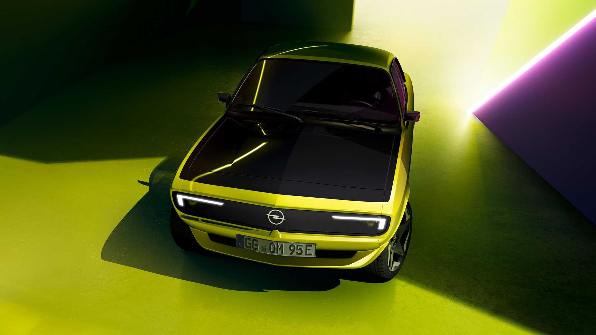 نمای سه چهارم اوپل مانتا جی اس ای الکترومود / Opel Manta GSe ElektroMOD زرد رنگ با کاپوت مشکی