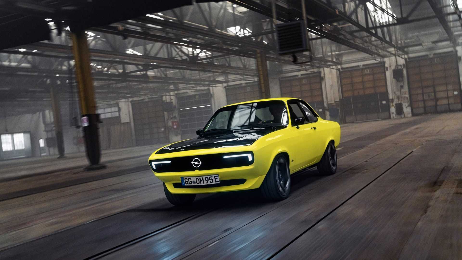 نمای سه چهارم اوپل مانتا جی اس ای الکترومود / Opel Manta GSe ElektroMOD زرد رنگ در پارکینگ