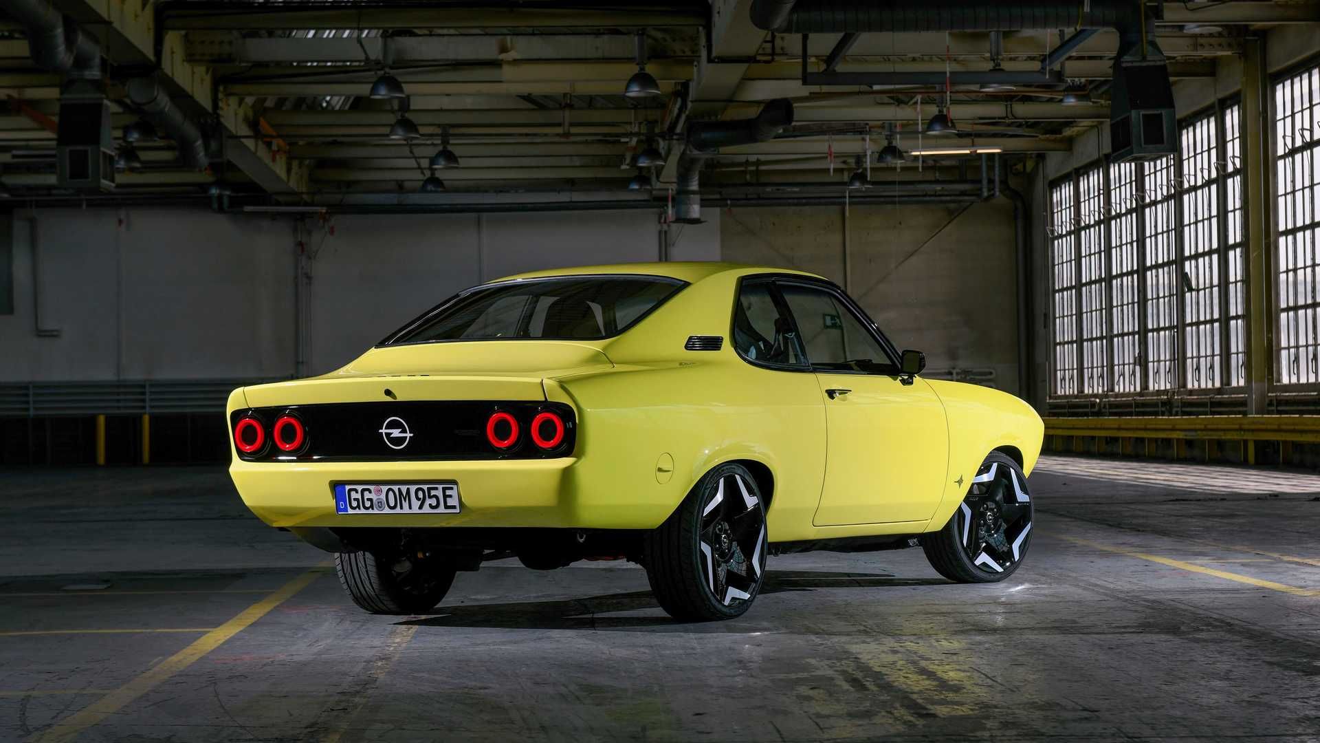 نمای سه چهارم عقب اوپل مانتا جی اس ای الکترومود / Opel Manta GSe ElektroMOD زرد رنگ