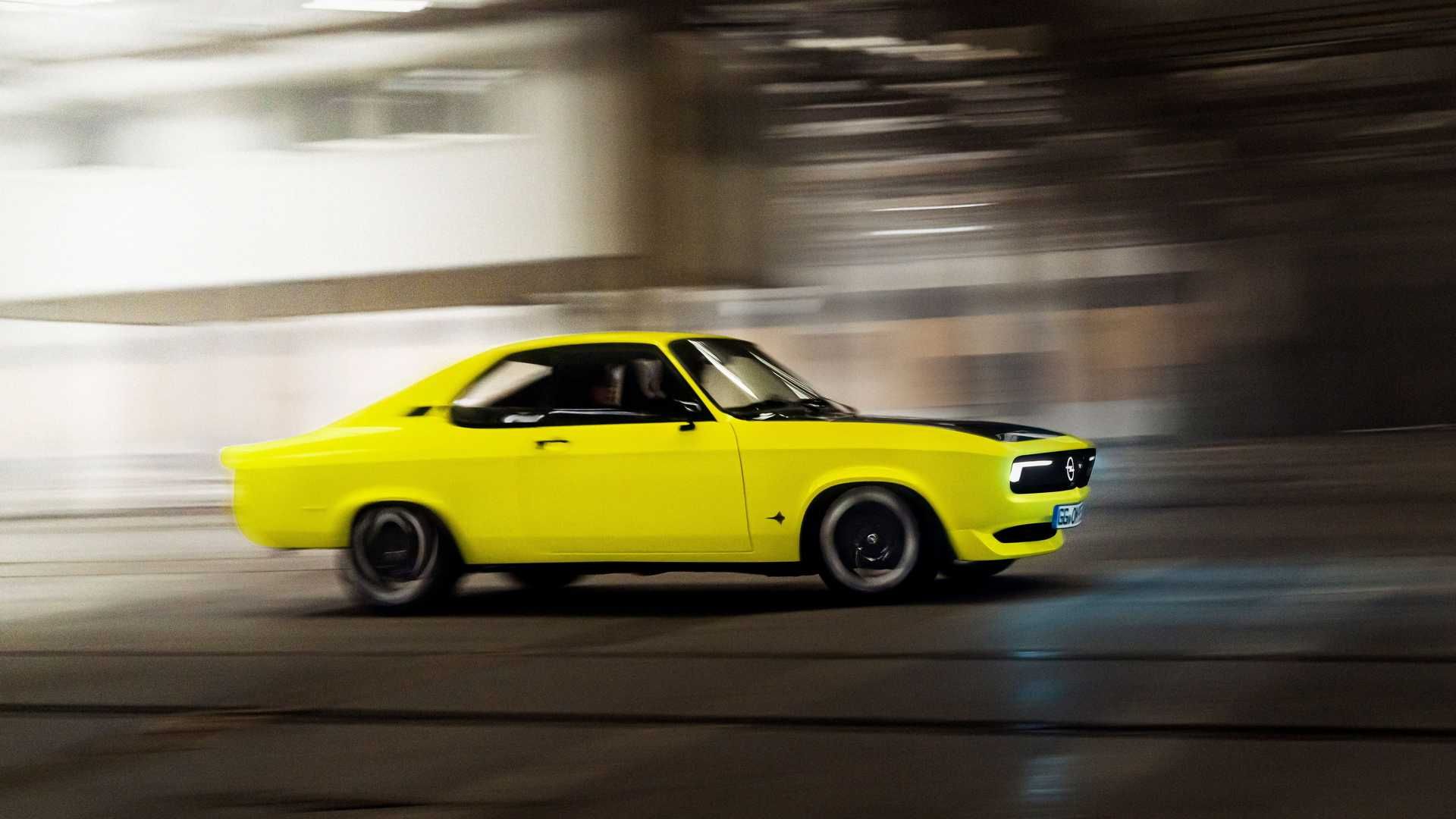 نمای جانبی اوپل مانتا جی اس ای الکترومود / Opel Manta GSe ElektroMOD زرد رنگ در جاده