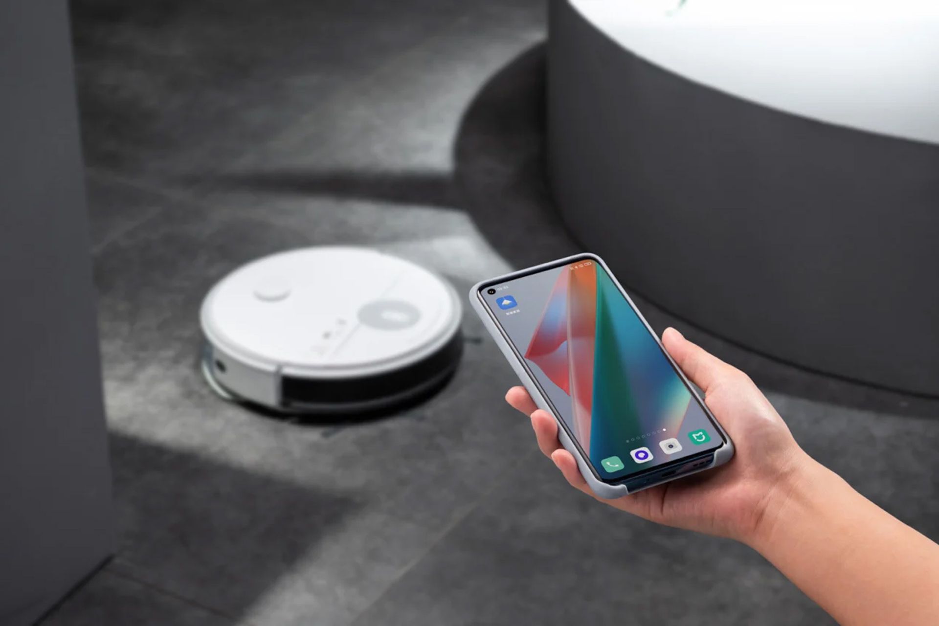 گوشی اوپو با قاب هوشمند در حال مکان یابی جاروبرقی