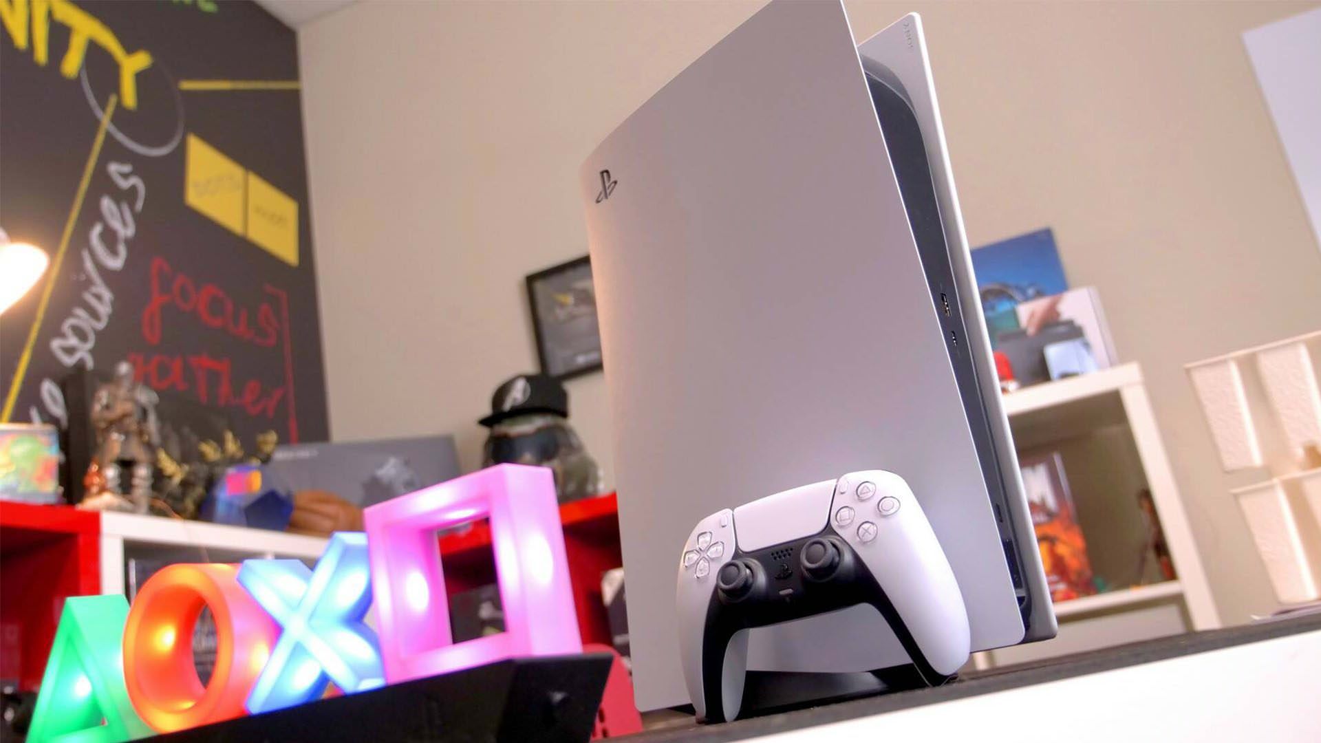 نمای جلو پلی استیشن ۵