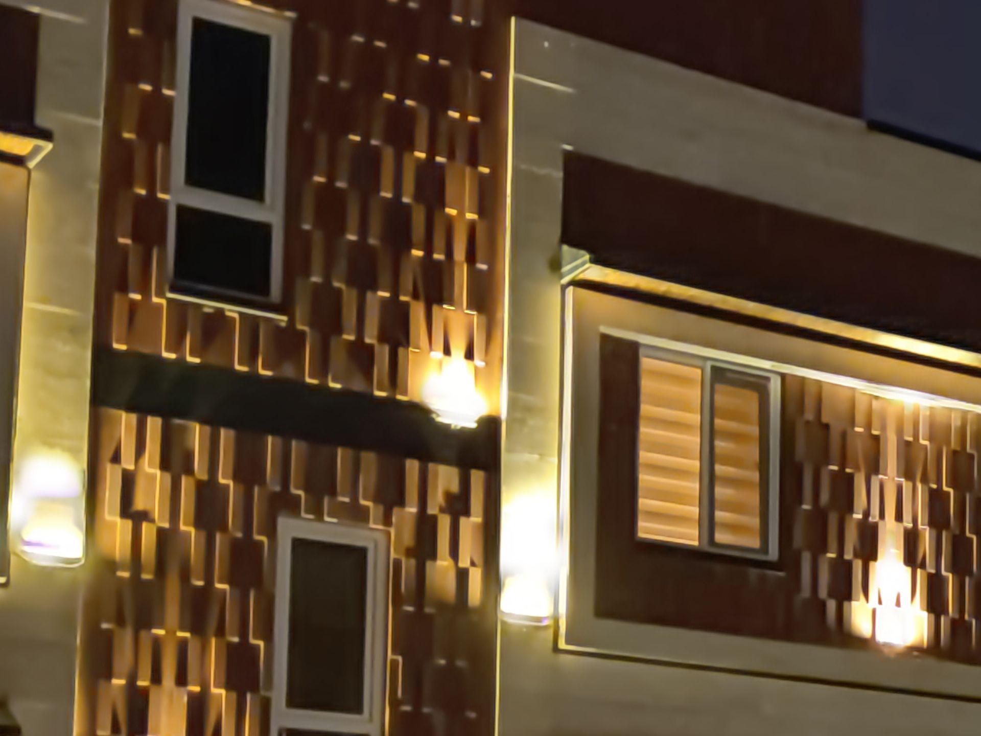 کراپ ۱۰۰ درصدی عکس نمونه دوربین اصلی پوکو X3 پرو با حالت Photo - نمای ساختمان در تاریکی