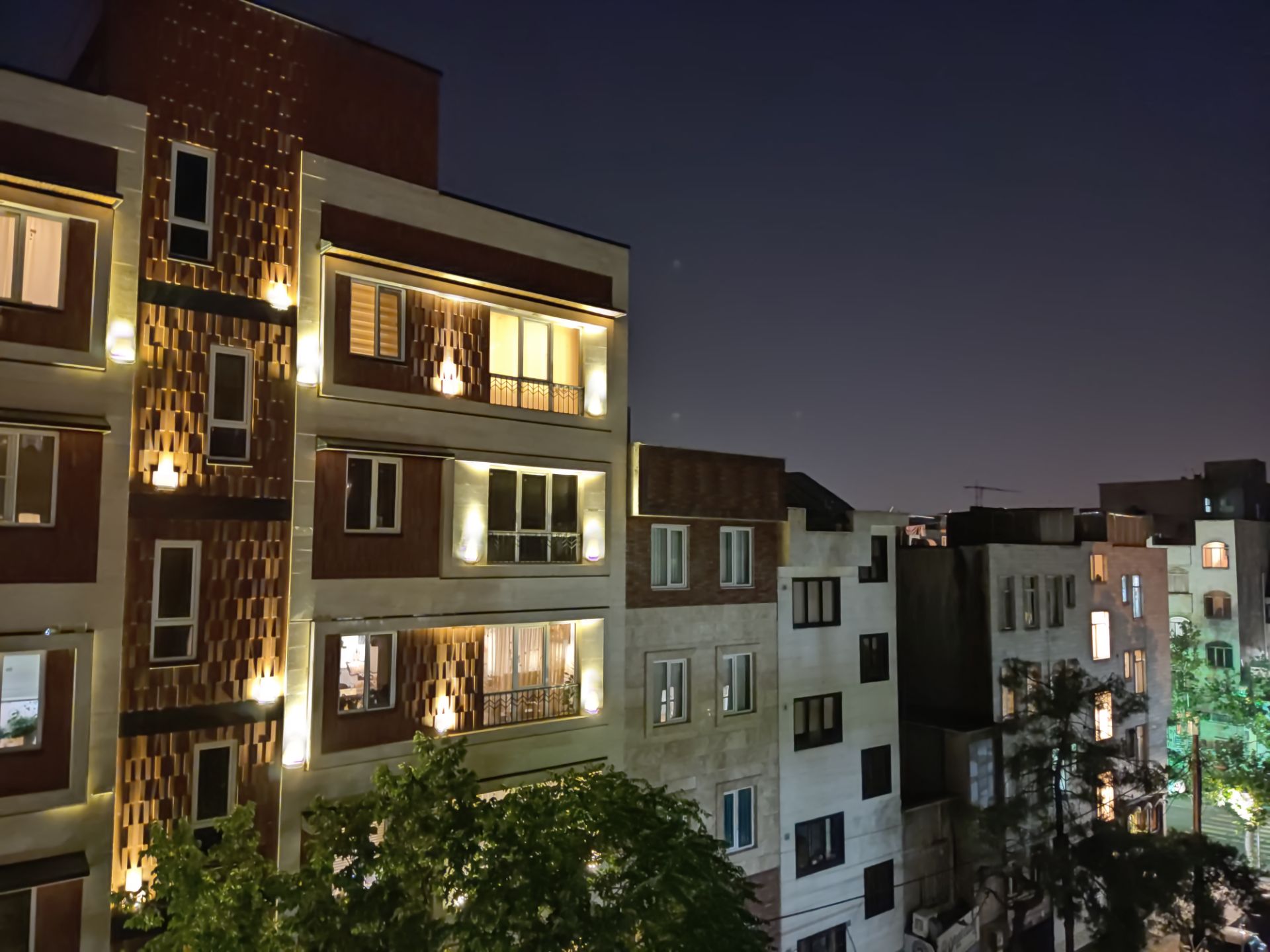 عکس نمونه دوربین اصلی پوکو X3 پرو با حالت Photo - نمای ساختمان در تاریکی