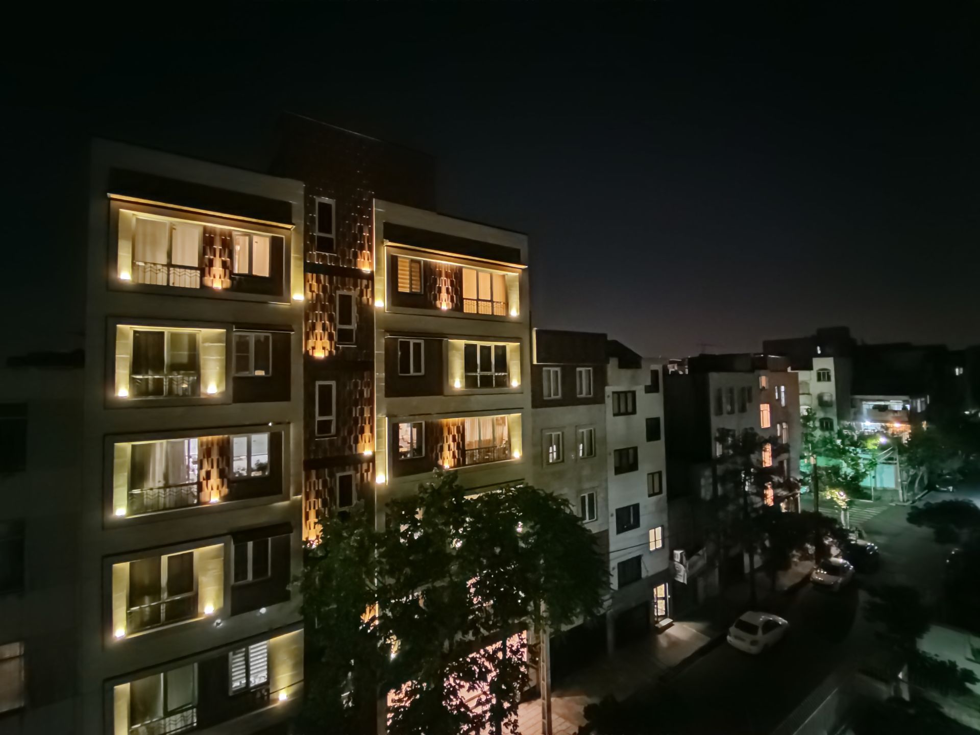 عکس نمونه دوربین اولتراواید پوکو X3 پرو با حالت Night - نمای ساختمان در تاریکی