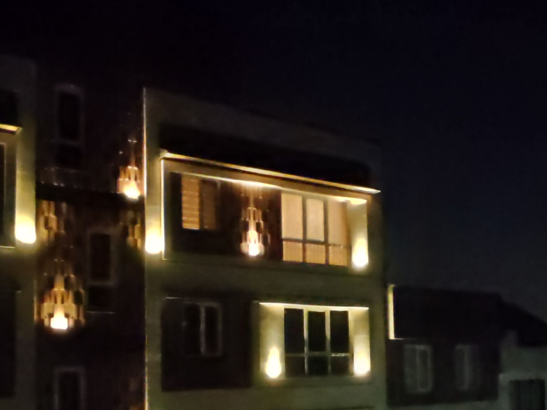 کراپ ۱۰۰ درصدی عکس نمونه دوربین اولتراواید پوکو X3 پرو با حالت Photo - نمای ساختمان در تاریکی