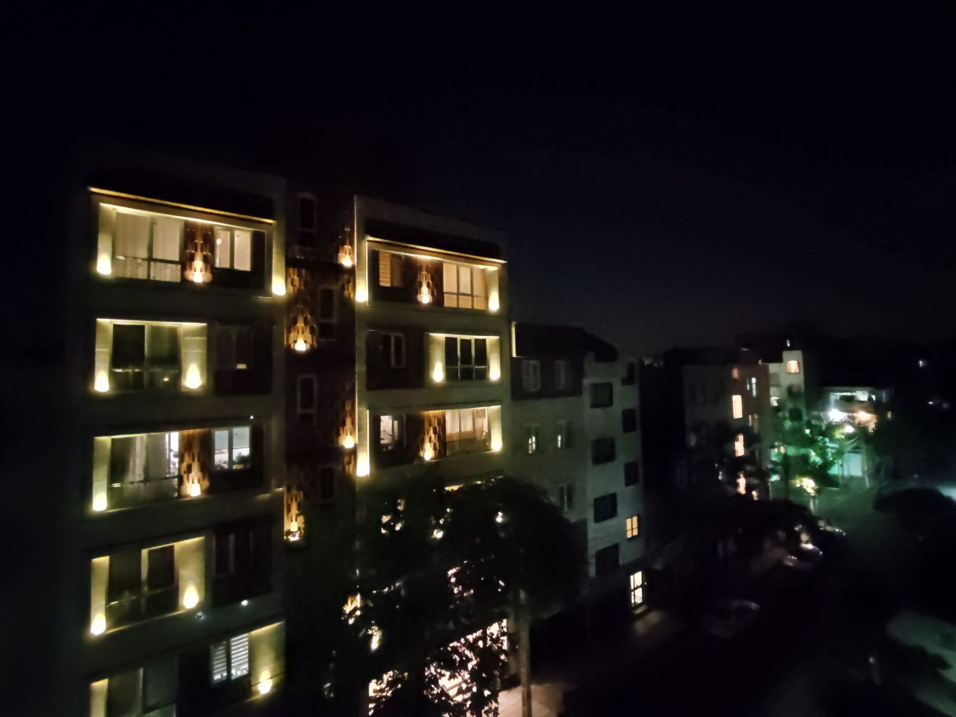 عکس نمونه دوربین اولتراواید پوکو X3 پرو با حالت Photo - نمای ساختمان در تاریکی