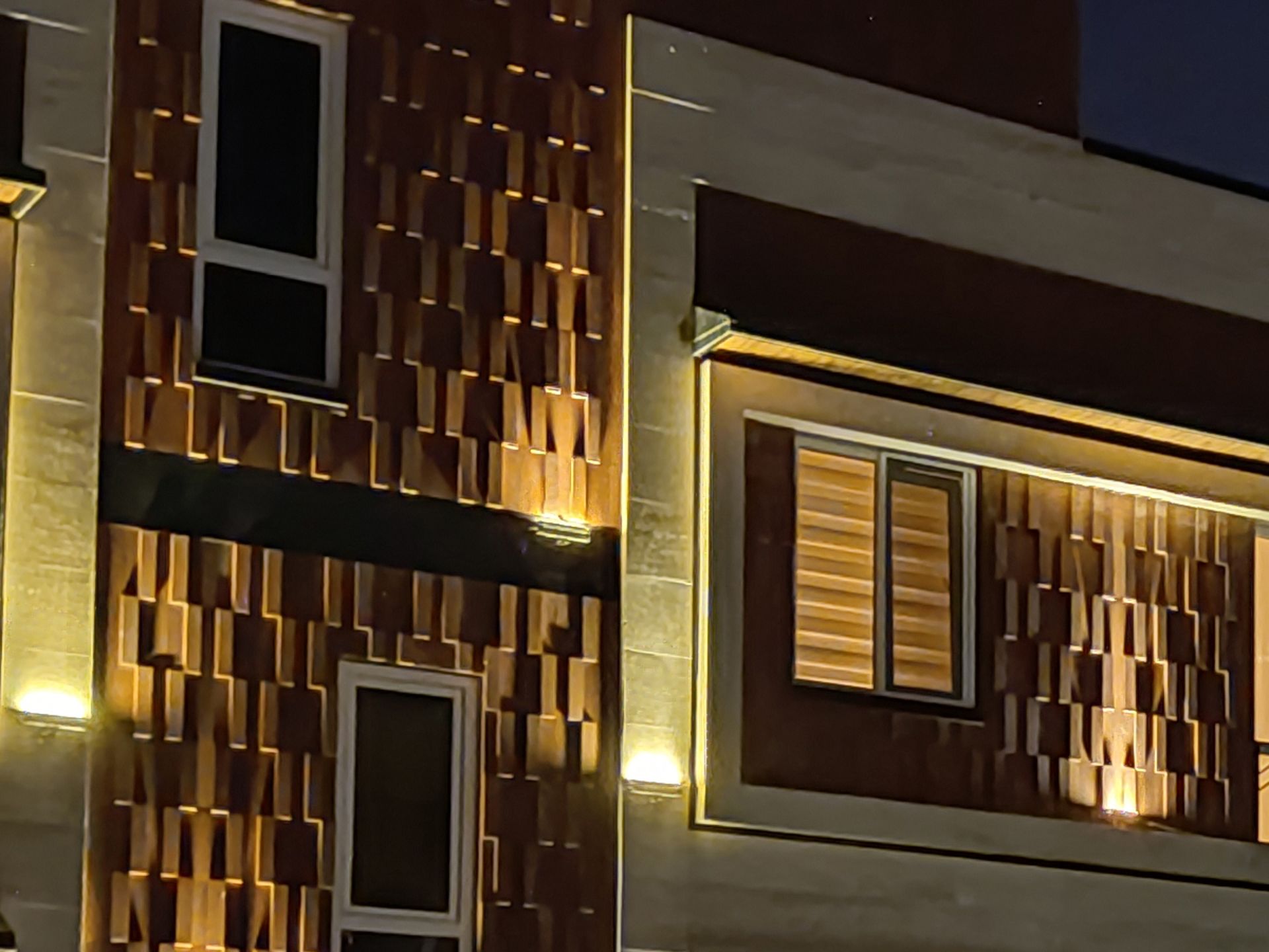 کراپ ۱۰۰ درصدی عکس نمونه دوربین اصلی پوکو X3 پرو - نمای ساختمان در تاریکی