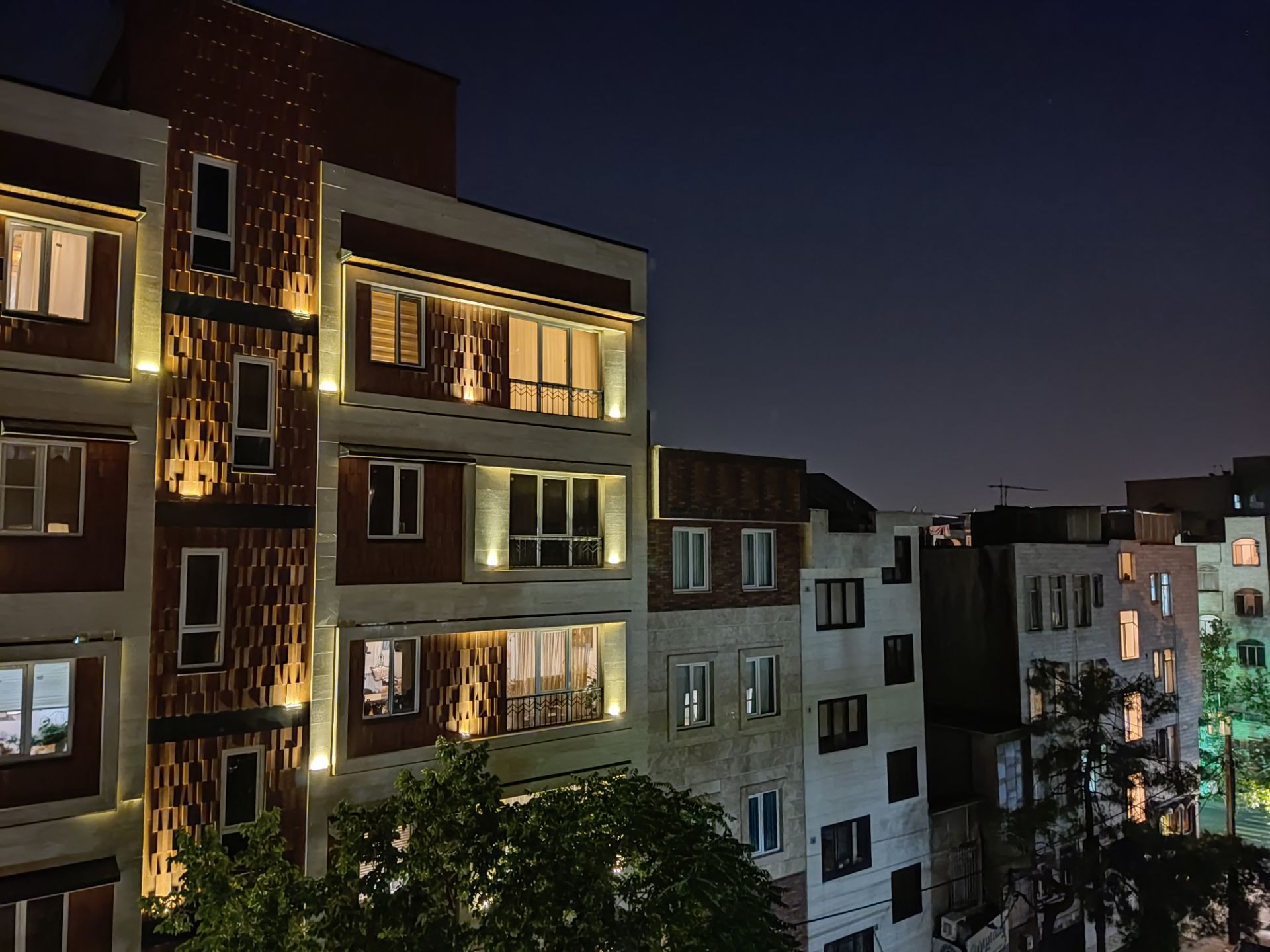 عکس نمونه دوربین اصلی پوکو X3 پرو - نمای ساختمان در تاریکی