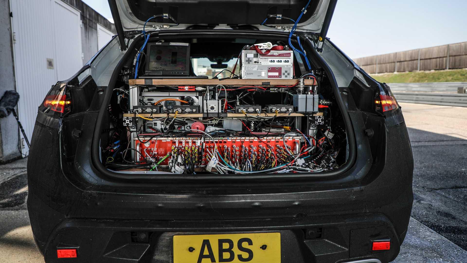 باتری کراس اور برقی پورشه ماکان / Porsche Macan EV crossover