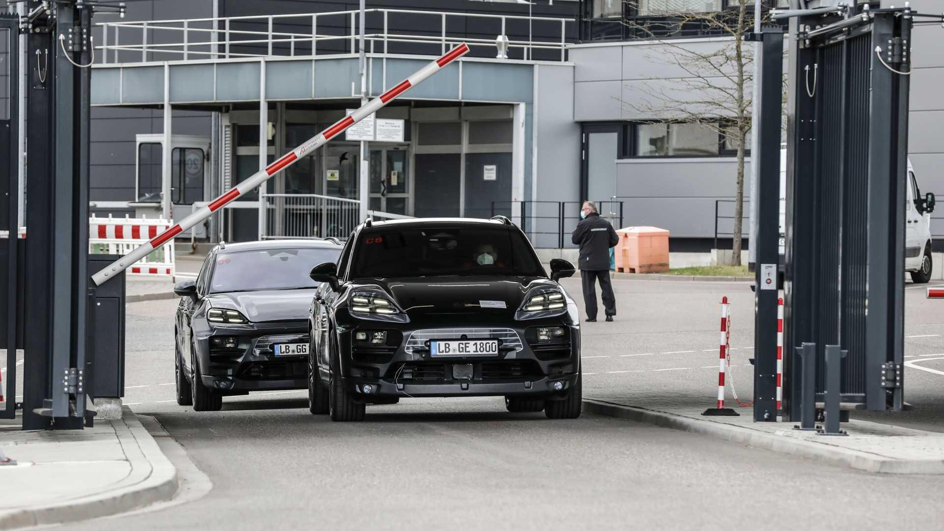 پروتوتایپ کراس اور برقی پورشه ماکان / Porsche Macan EV crossover در حال خروج از کارخانه
