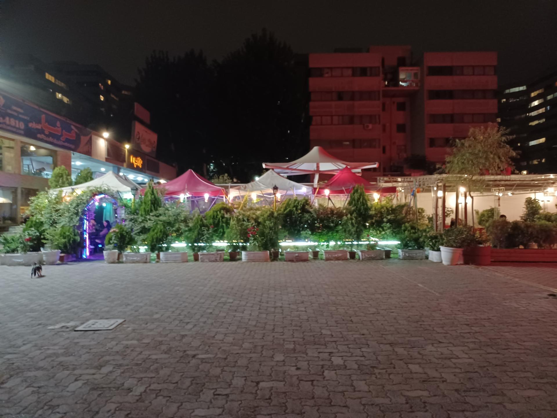 نمونه عکس دوربین اصلی گلکسی A32 مدل 5G در محیط تاریک - مابین بازارچه ۱ و ۲ شهرک اکباتان