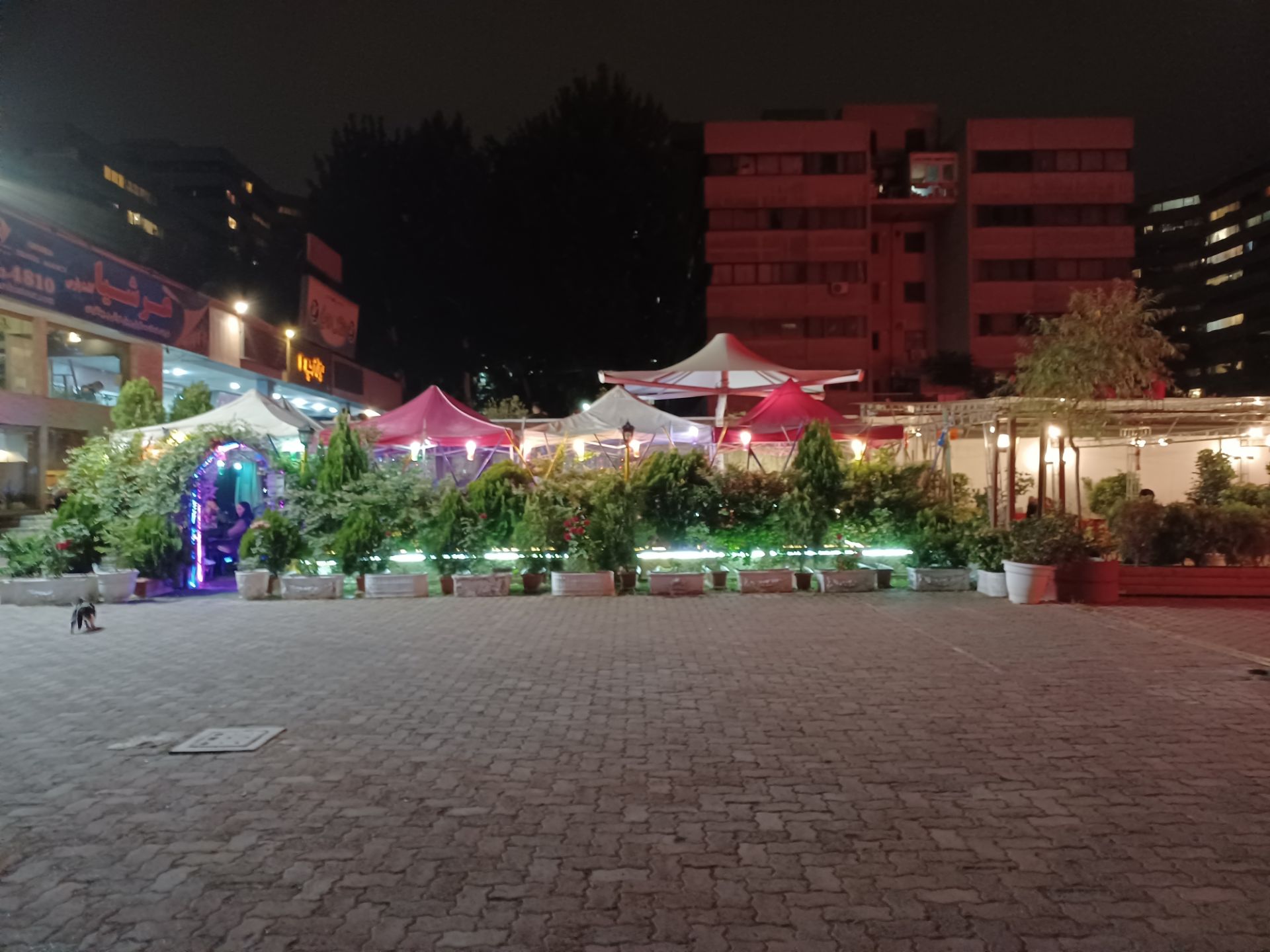 نمونه عکس دوربین اصلی گلکسی A32 مدل 5G در محیط تاریک - مابین بازارچه ۱ و ۲ شهرک اکباتان