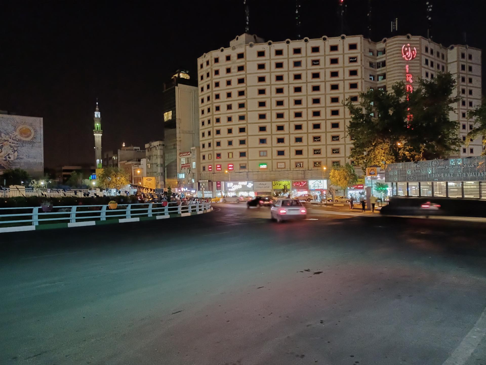 نمونه عکس دوربین اصلی گلکسی A32 مدل 5G در محیط تاریک - میدان ولیعصر