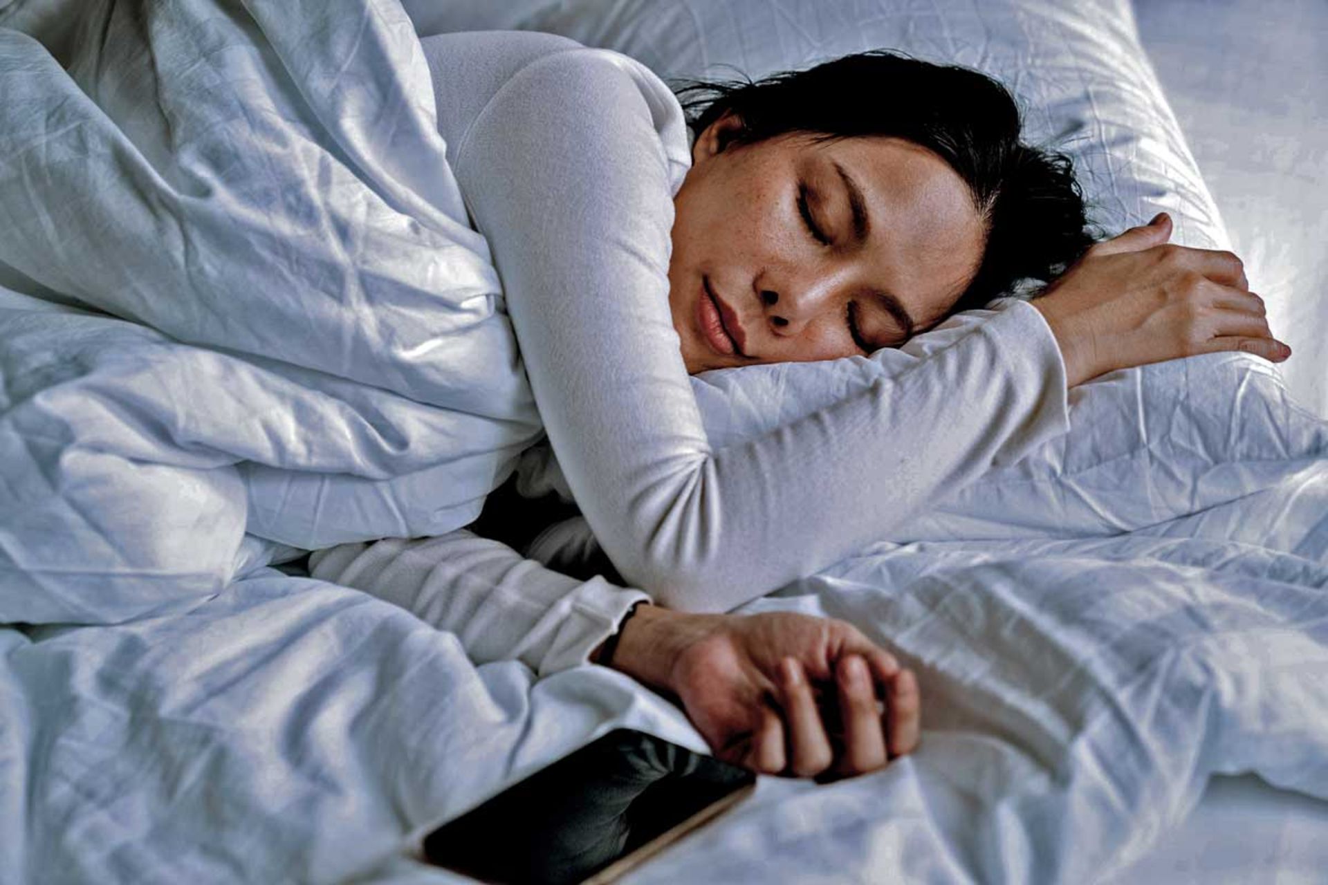 خوابیدن کنار تلفن همراه