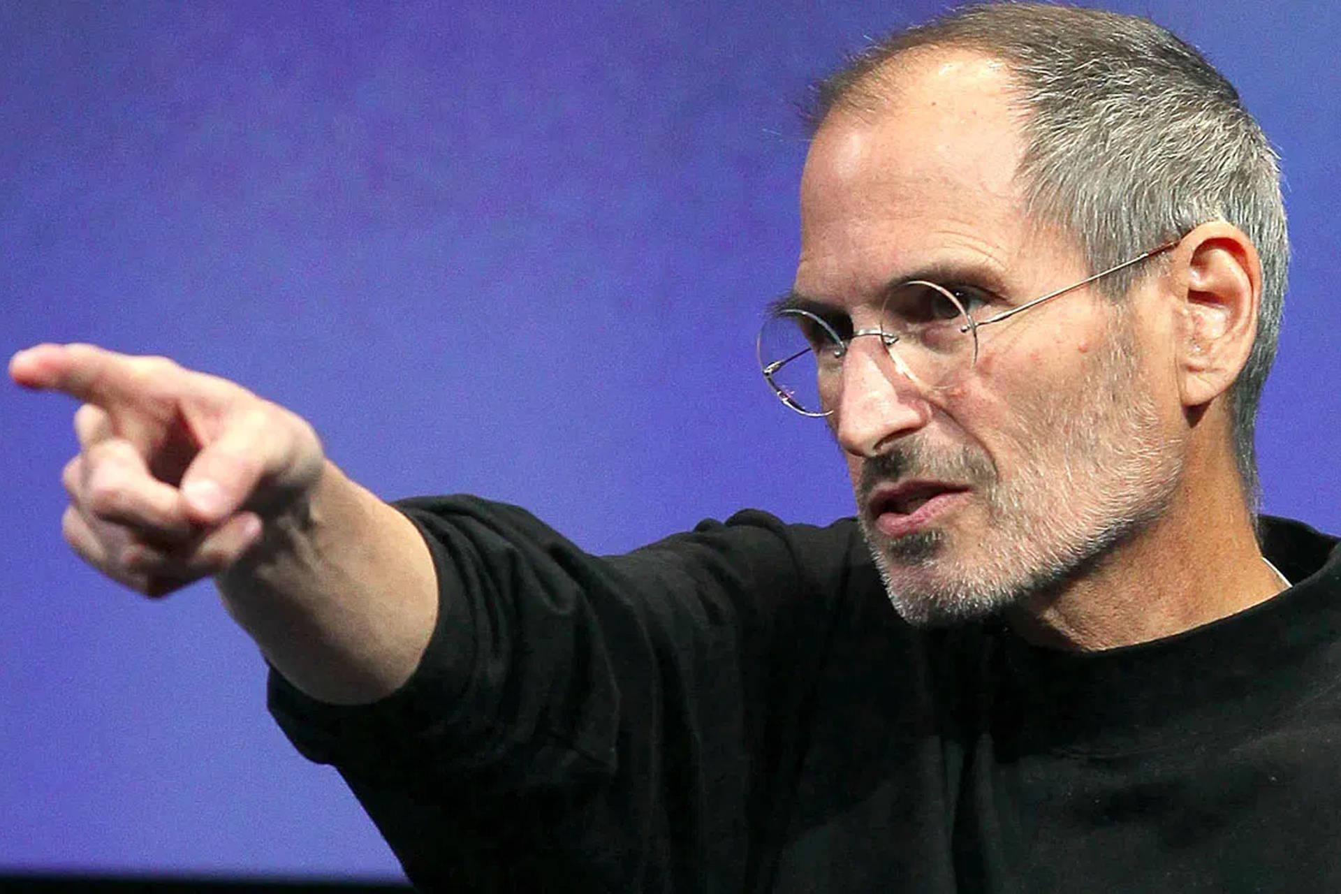 استیو جابز / Steve Jobs مدیرعامل قبلی اپل در حال اشاره با دست راست