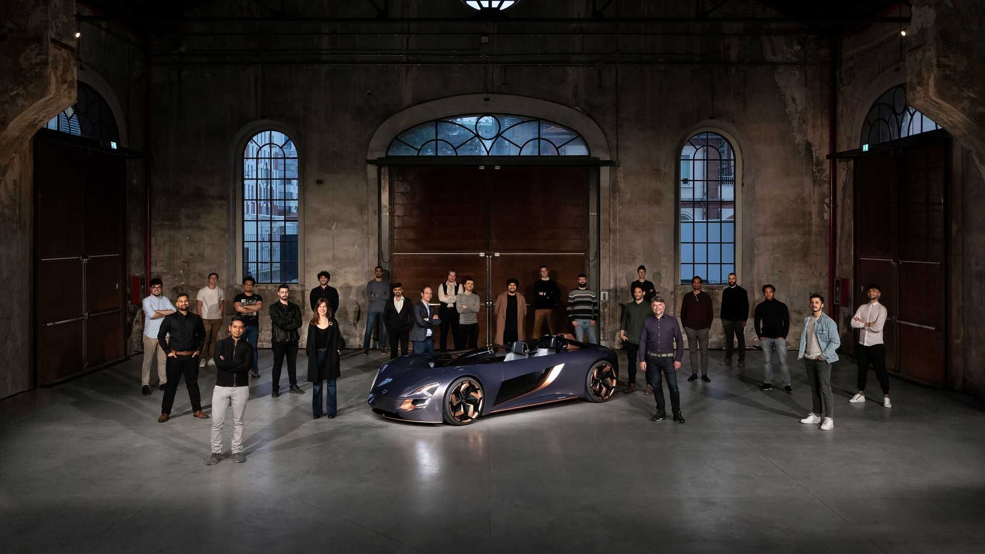رودستر مفهومی سوزوکی میسانو / Suzuki Misano Concept Roadster در کنار دانشجویان
