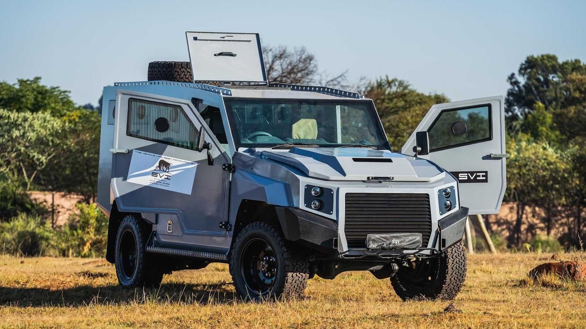 نمای سه چهارم جلو شاسی بلند زرهی تویوتا لندکروزر مکس 3 تروپی / Toyota Land Cruiser 