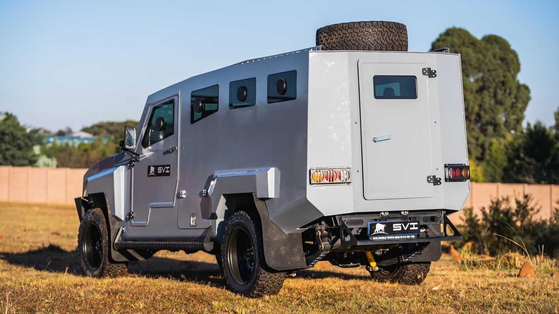 نمای عقب شاسی بلند زرهی تویوتا لندکروزر مکس 3 تروپی / Toyota Land Cruiser  با منظره درخت و آسمان