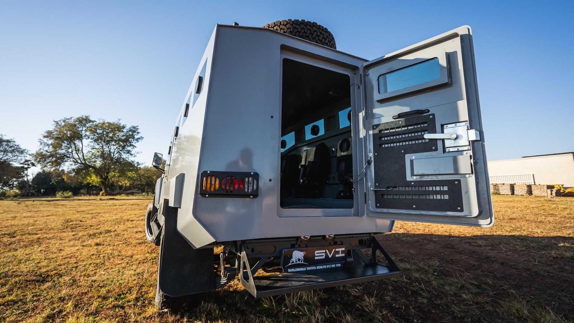 نمای عقب شاسی بلند زرهی تویوتا لندکروزر مکس 3 تروپی / Toyota Land Cruiser 