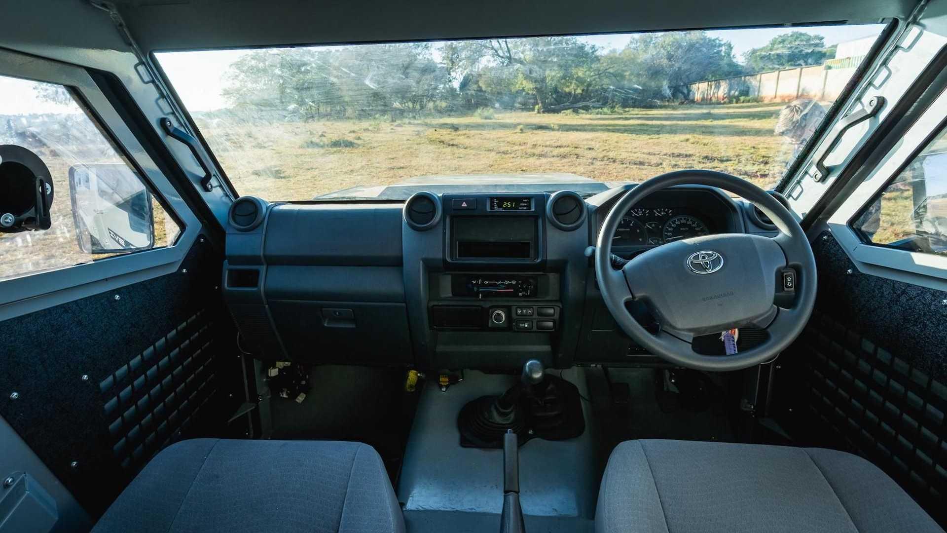 کابین و داشبورد شاسی بلند زرهی تویوتا لندکروزر مکس 3 تروپی / Toyota Land Cruiser 