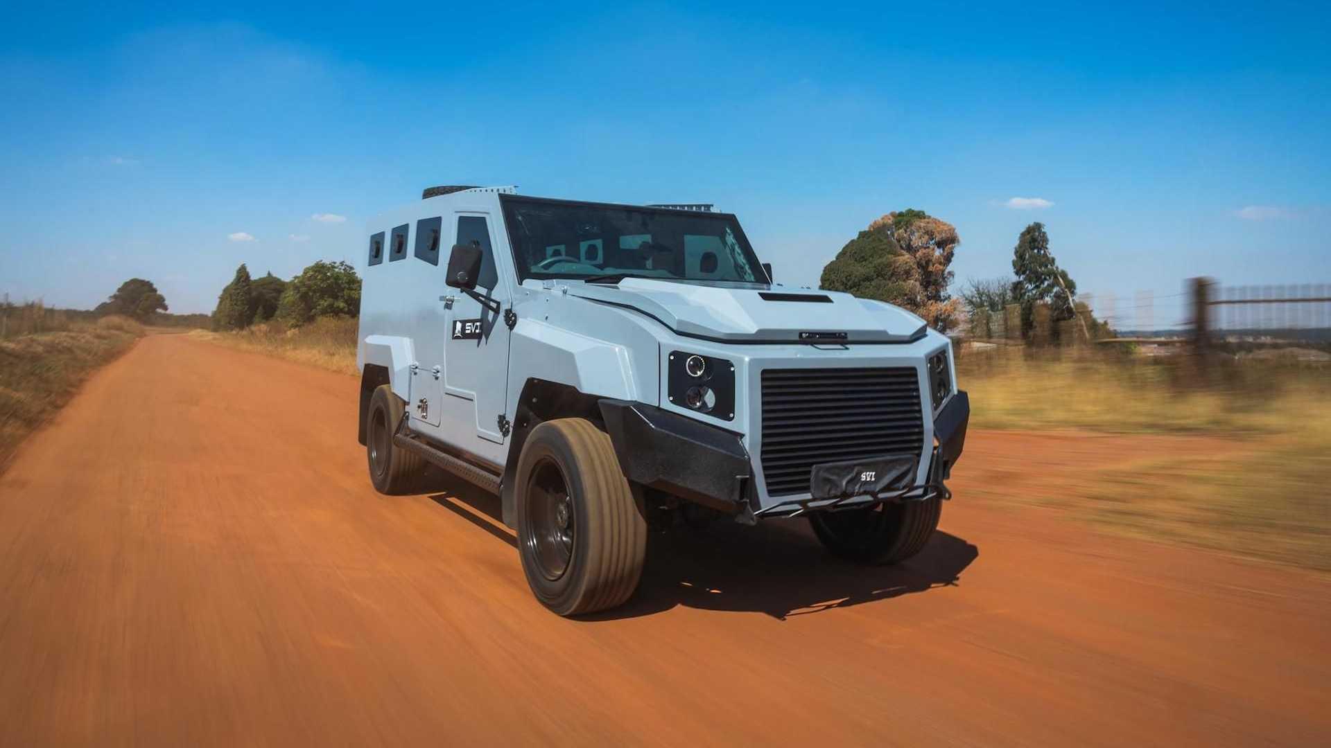 نمای جلو شاسی بلند زرهی تویوتا لندکروزر مکس 3 تروپی / Toyota Land Cruiser 