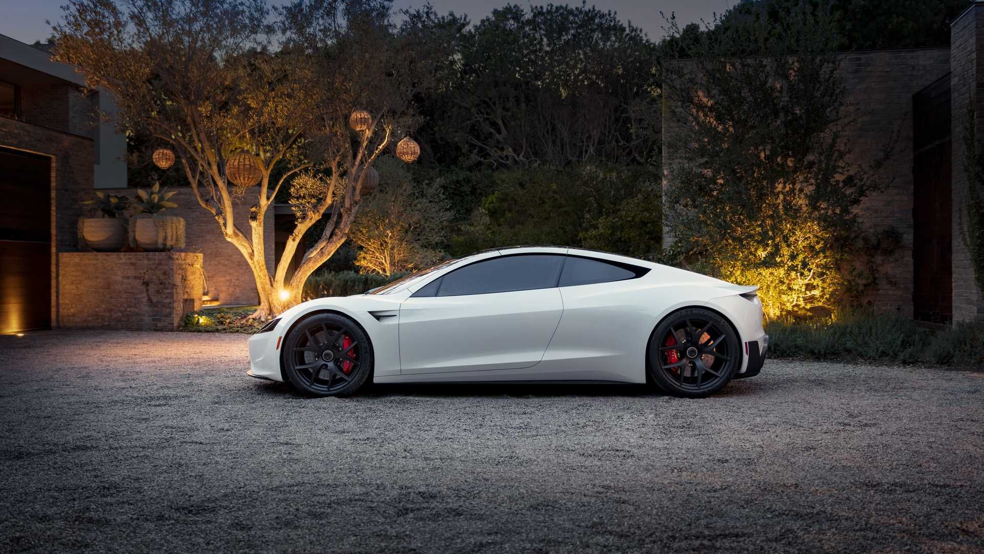 نمای جانبی خودروی الکتریکی تسلا رودستر / Tesla Roadster سفید رنگ