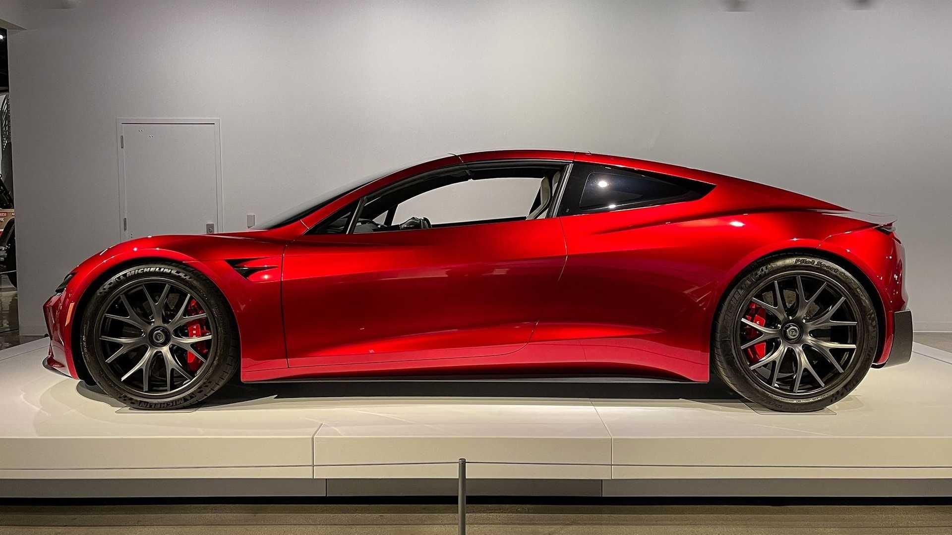 نمای جانبی خودروی الکتریکی تسلا رودستر / Tesla Roadster قرمز رنگ در موزه پترسن