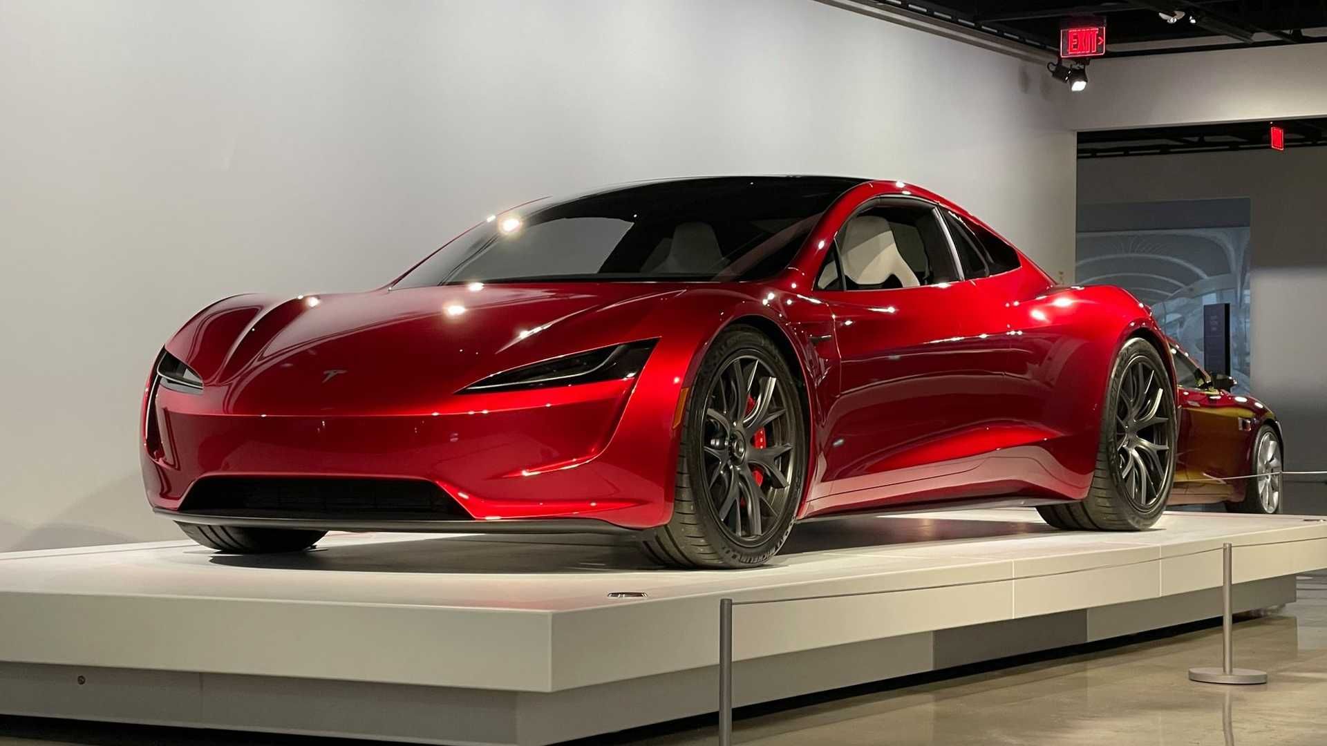 خودروی الکتریکی تسلا رودستر / Tesla Roadster قرمز رنگ در موزه پترسن