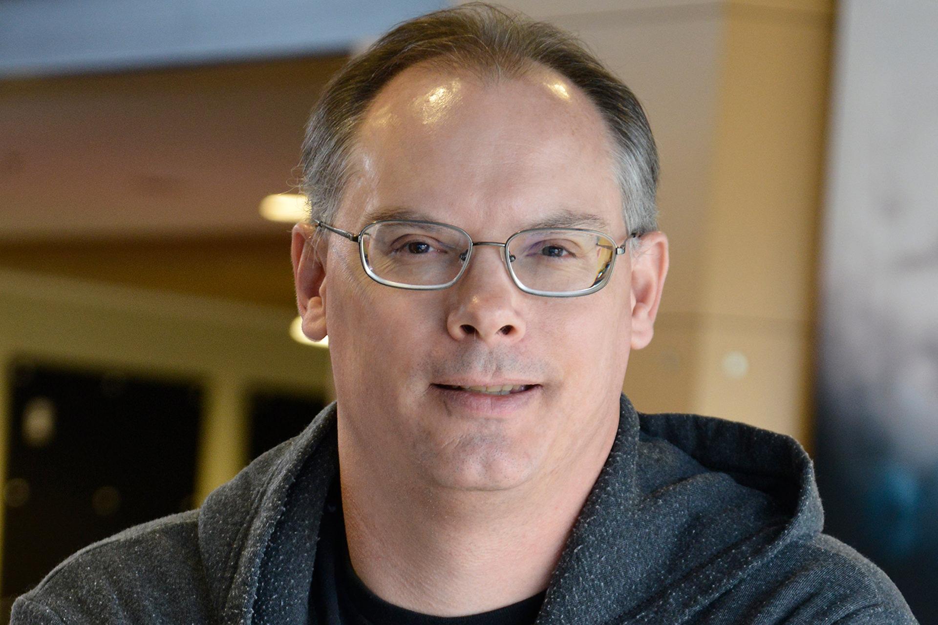 تیم سویینی / Tim Sweeney مدیرعامل و بنیان گذار اپیک گیمز با لبخند و عینک