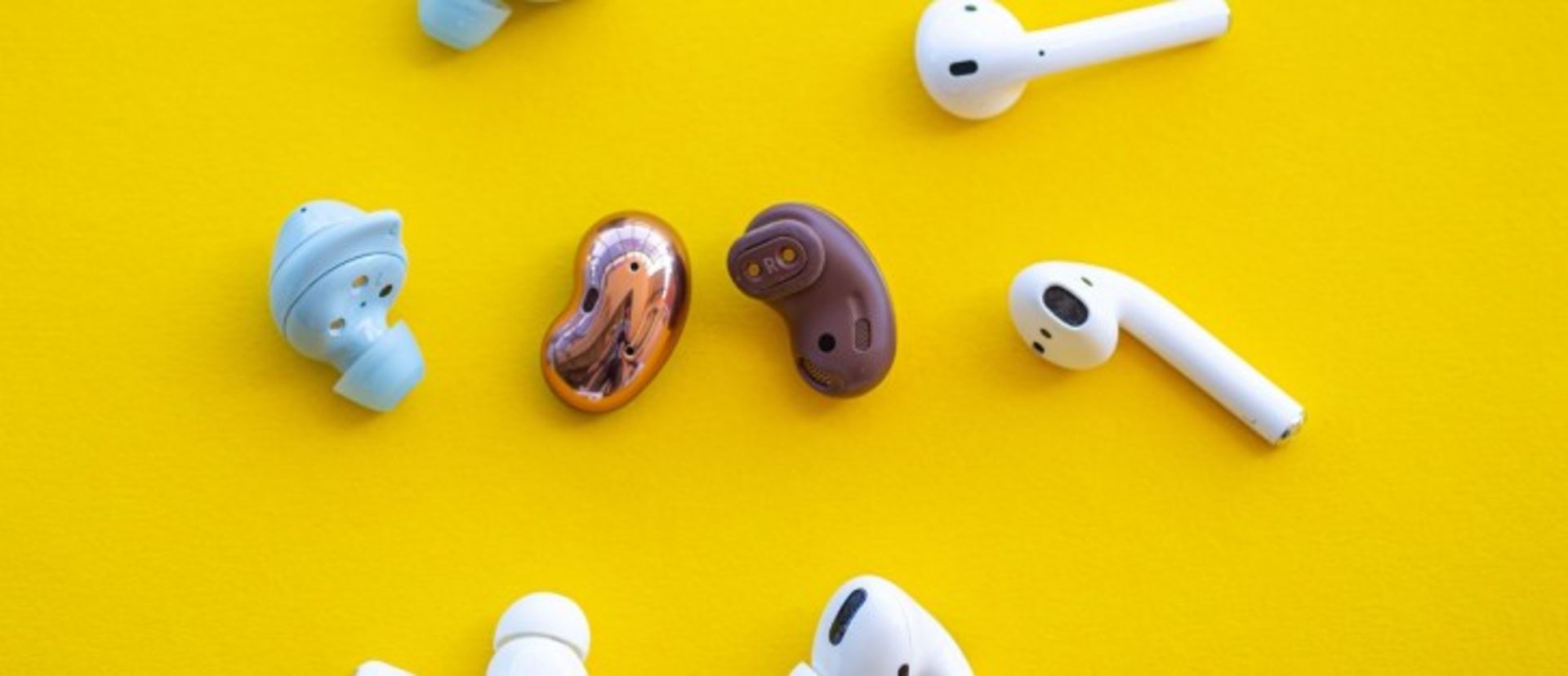 نمایی از چند هدفون کاملا بی‌سیم