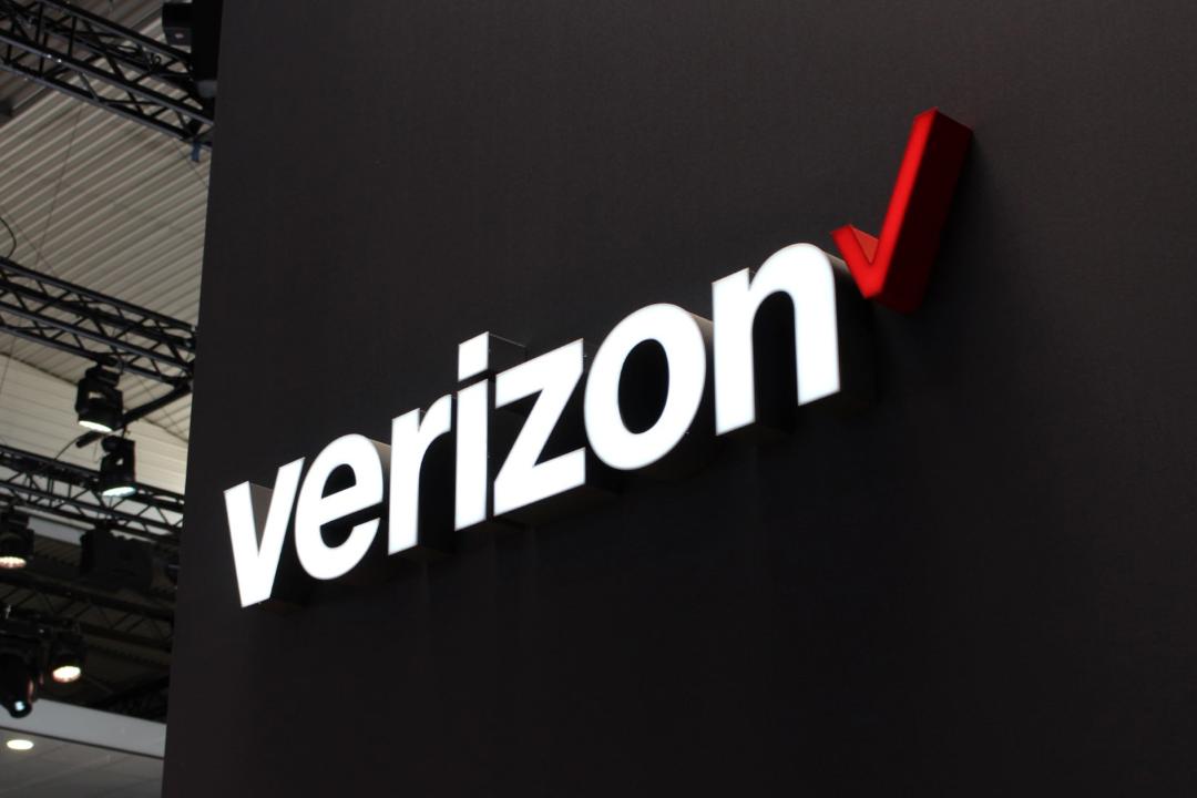 لوگو ورایزن / Verizon روی دیوار نمای نزدیک