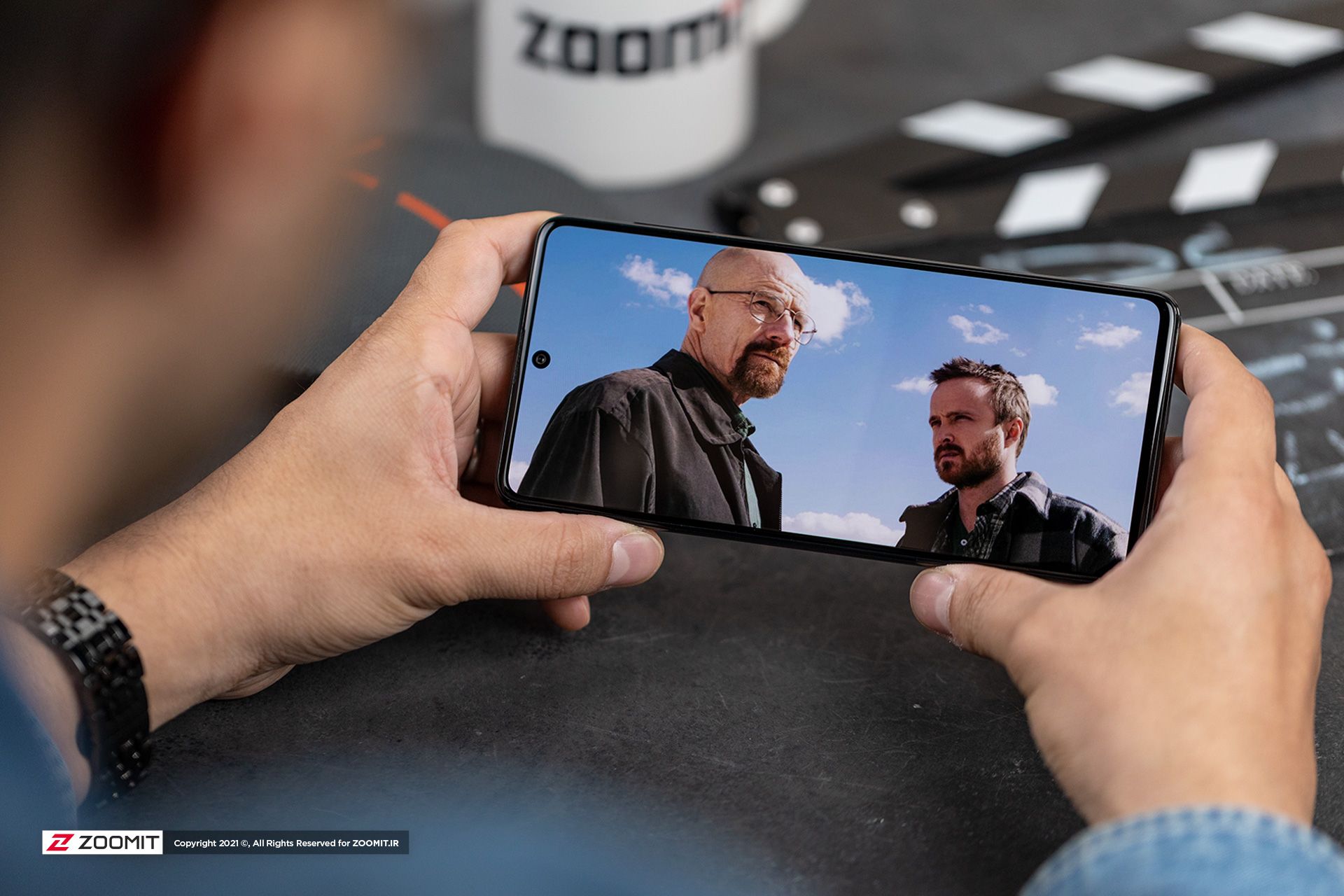 گلکسی M62 سامسونگ در حال پخش بریکینگ بد