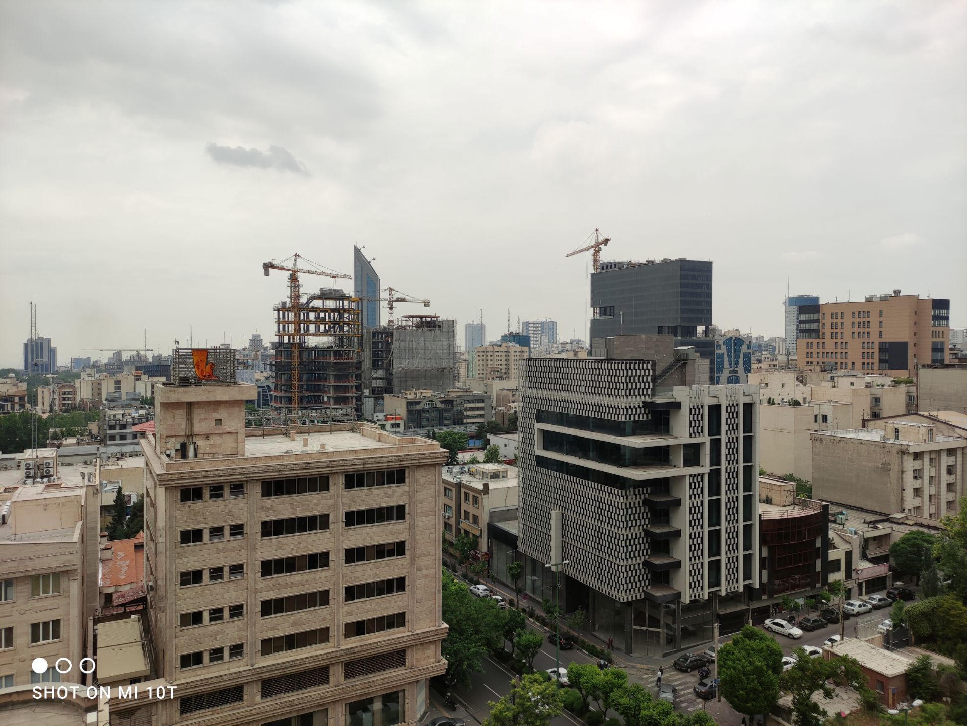 نمونه عکس دوربین اصلی شیائومی می 10 تی - نمای خیابان جردن از دفتر زومیت