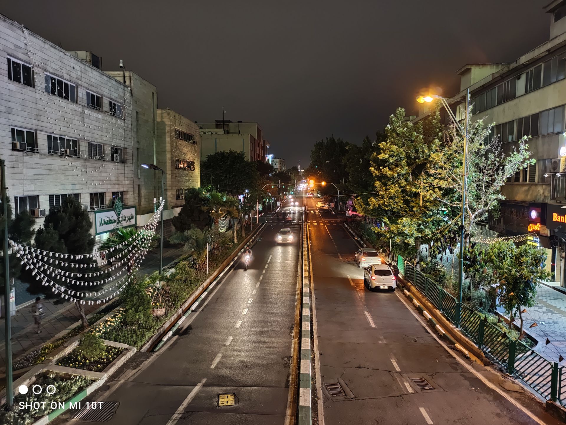 نمونه عکس دوربین اصلی شیائومی می 10 تی - نمای خیابان گلبرگ در شب