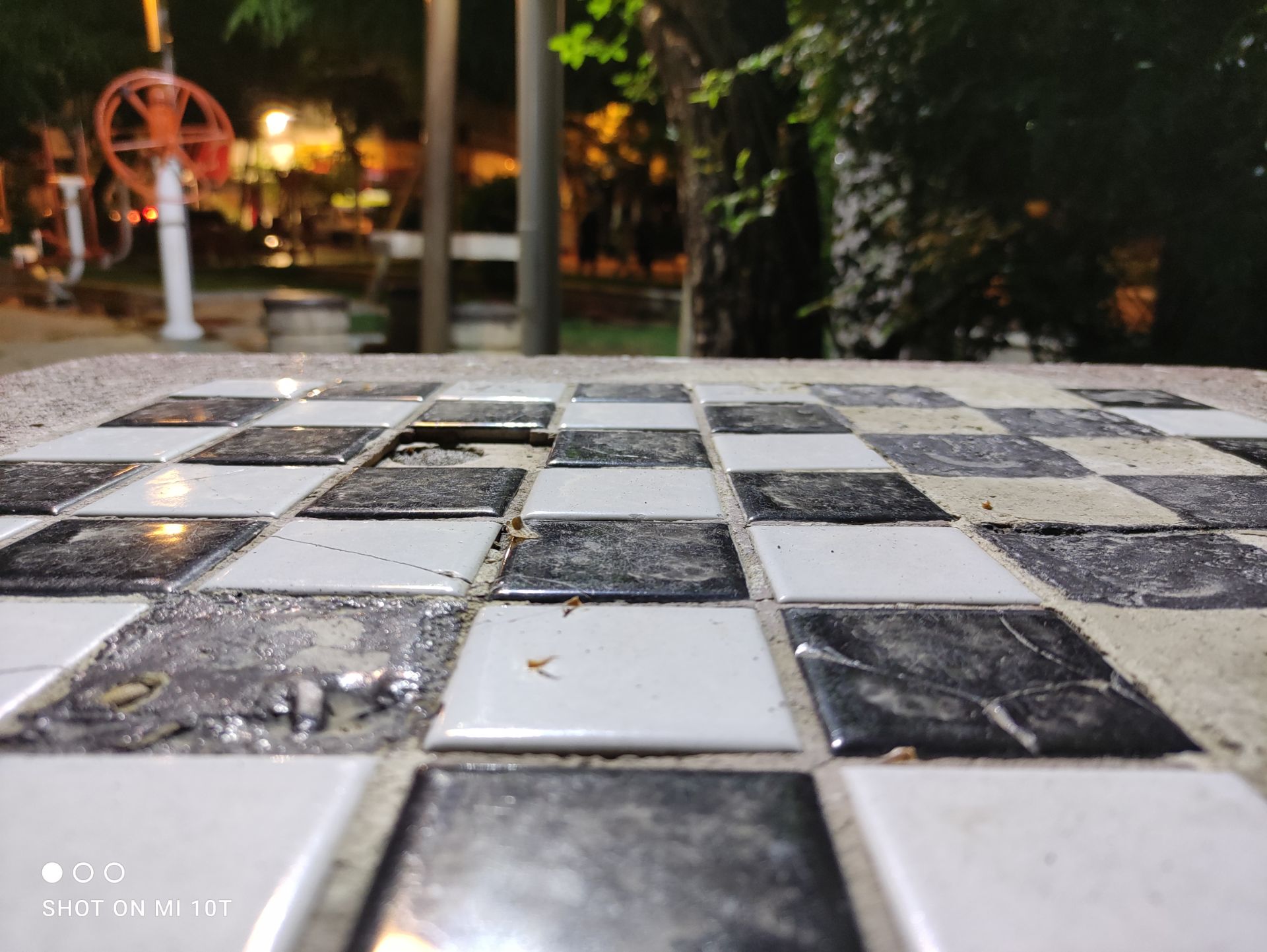 نمونه عکس دوربین اصلی شیائومی می 10 تی - میز شطرنج در پارک