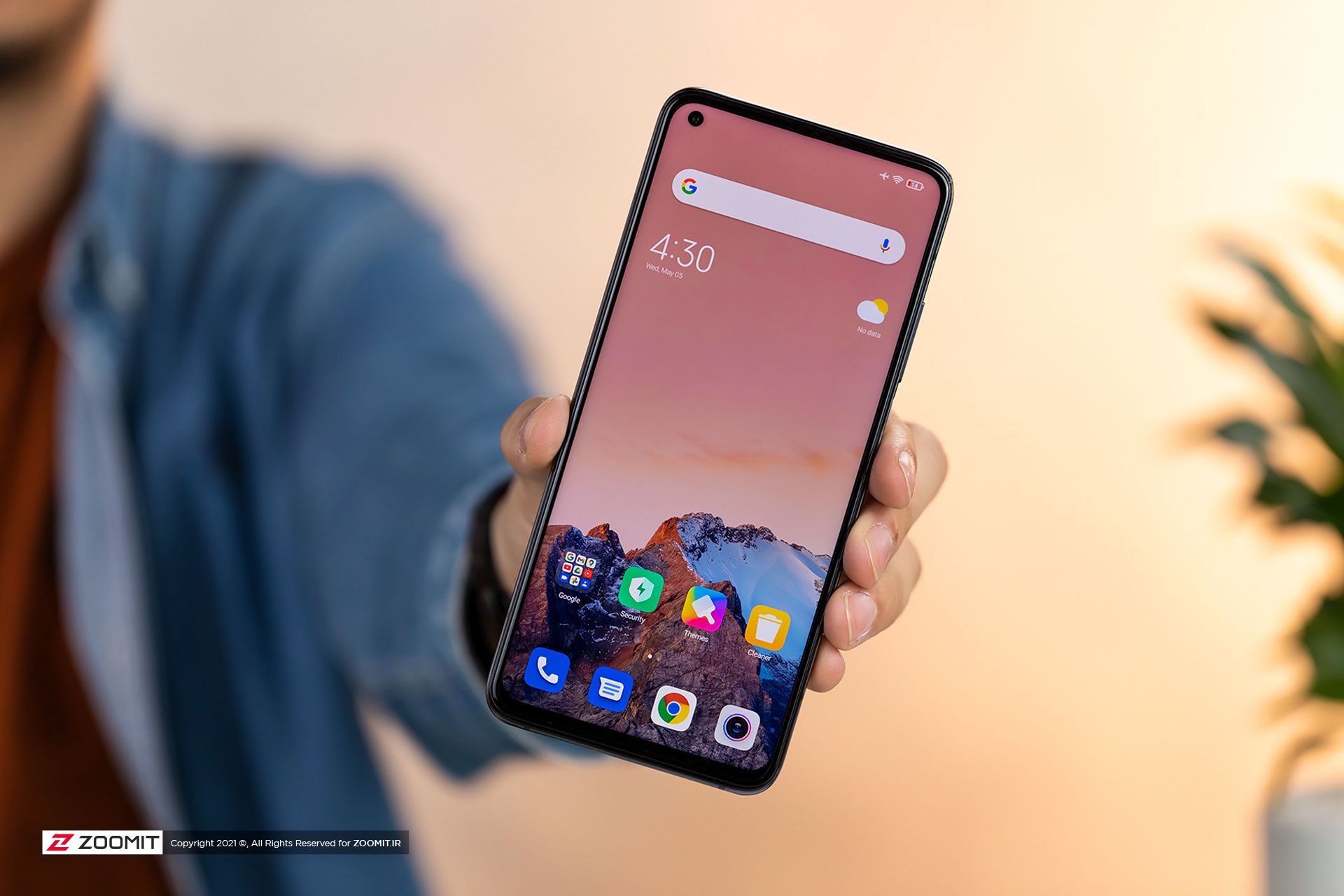 صفحه نمایش گوشی شیائومی می 10 تی در دست