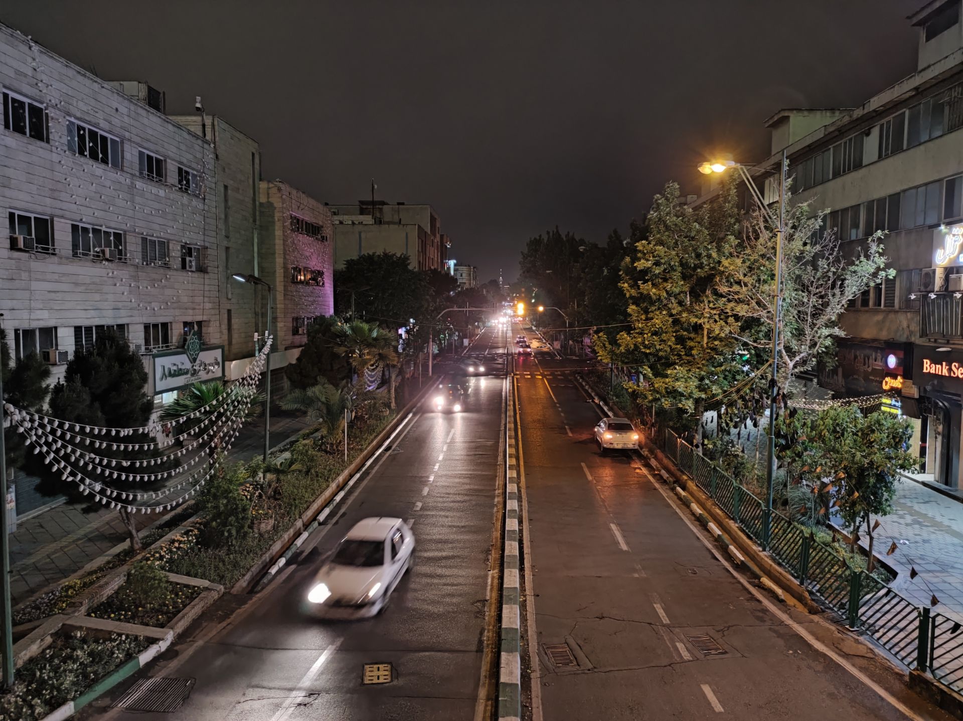 نمونه عکس دوربین اصلی می ۱۱ لایت در محیط تاریک - خیابان گلبرگ
