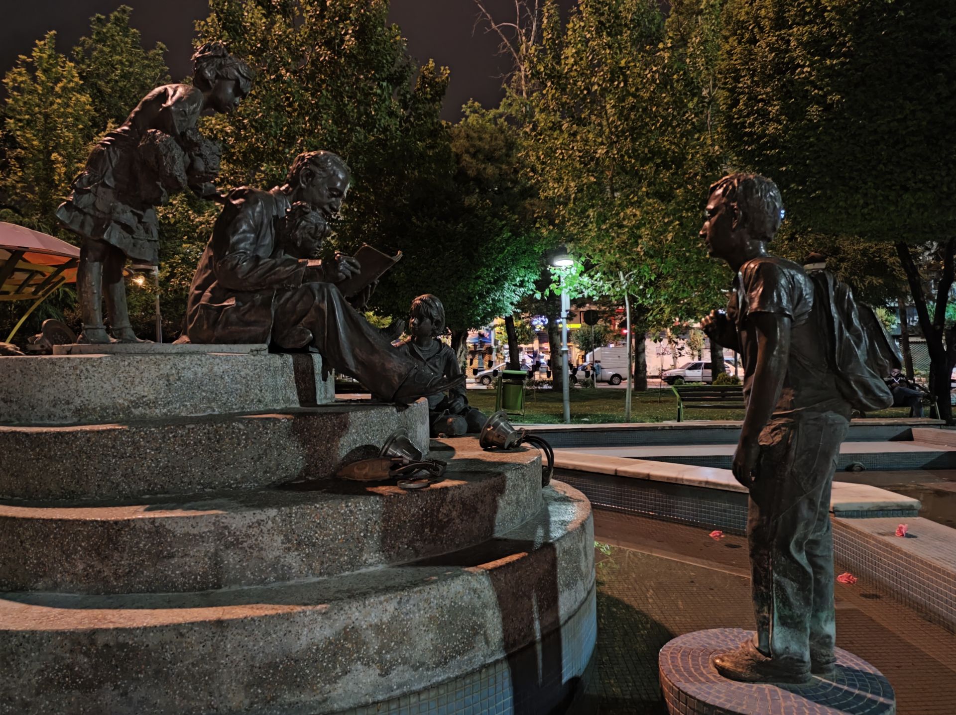 نمونه عکس دوربین اصلی می ۱۱ لایت در محیط تاریک - مجسمه‌ای در پارک میدان هفت حوض