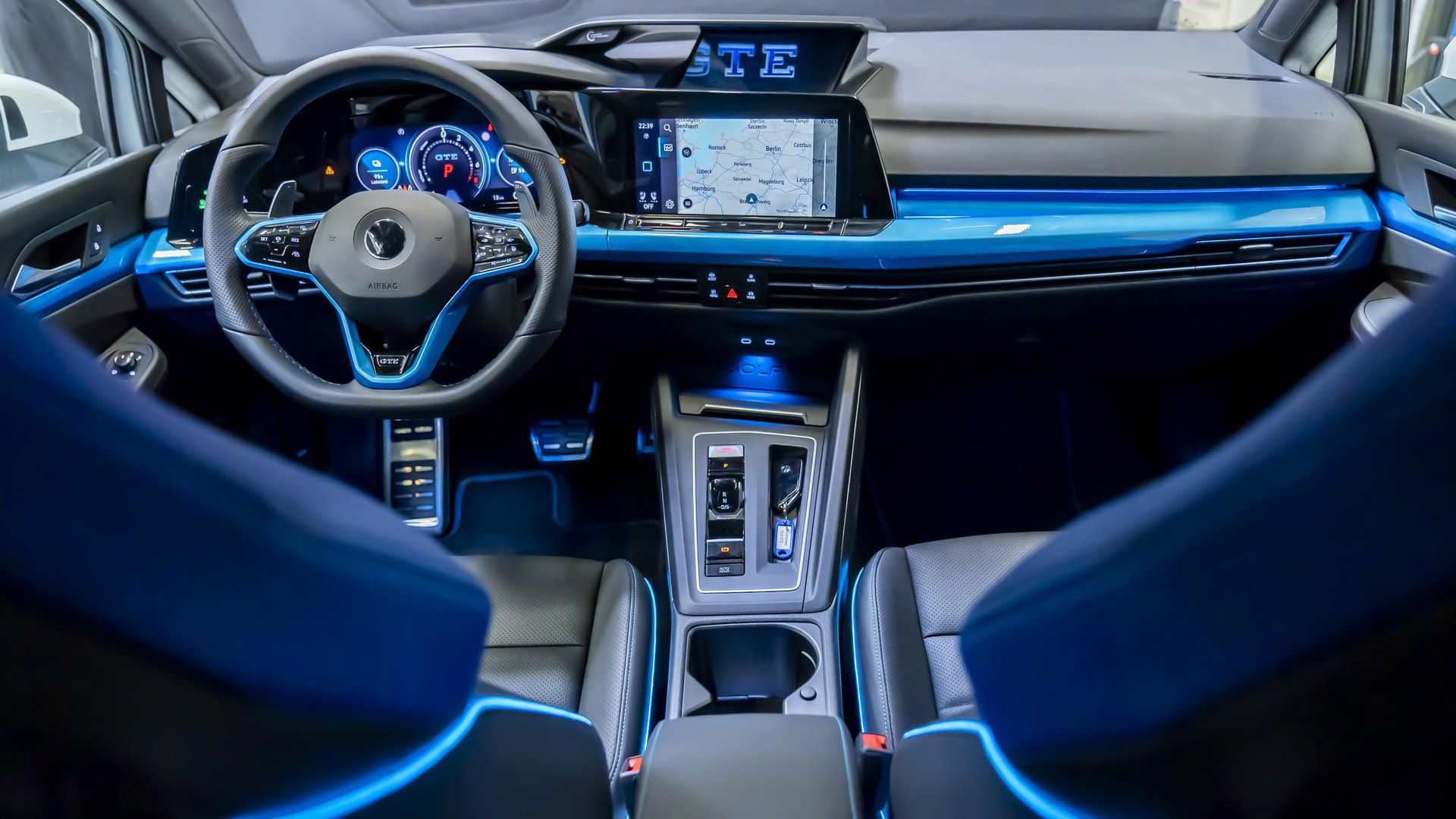 کابین مفهومی فولکس واگن گلف جی تی ای اسکای لایت / Volkswagen Golf GTE Skylight