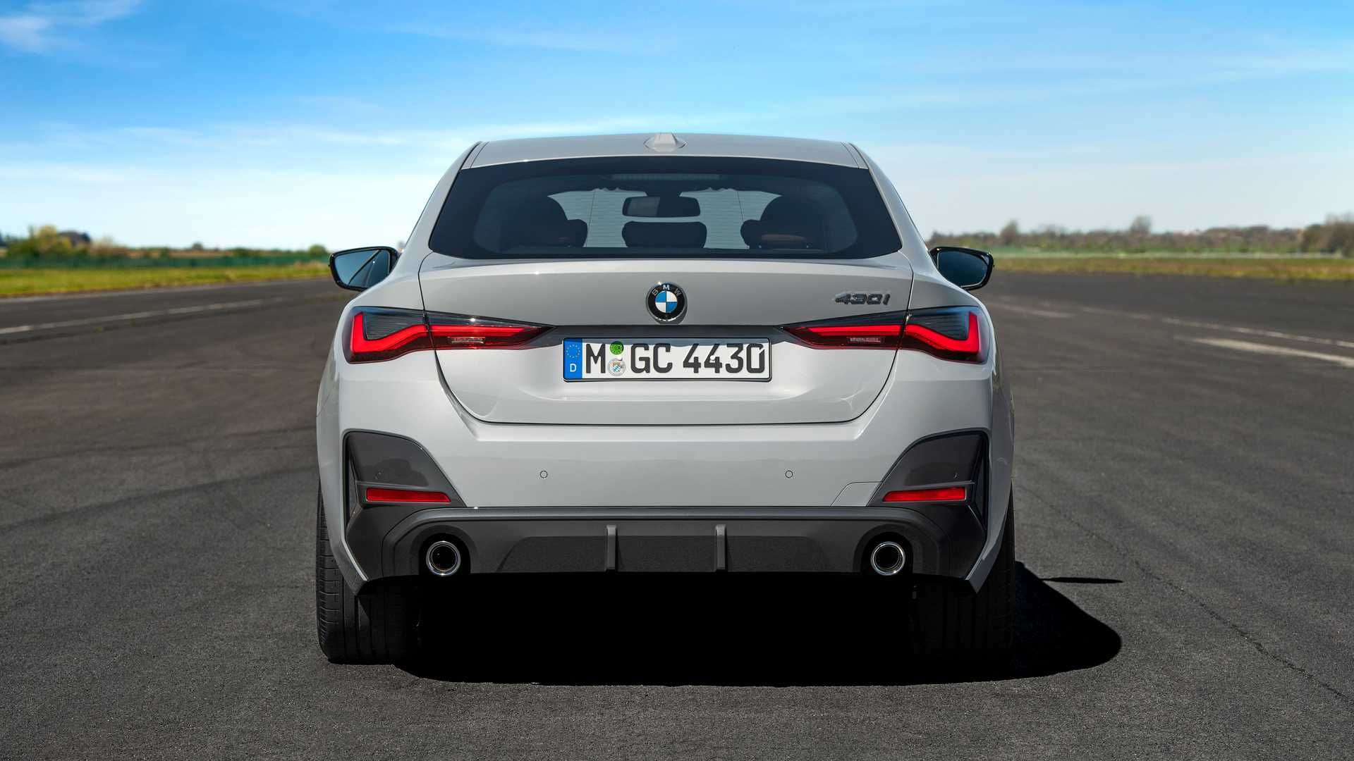 نمای عقب بی ام و سری 4 گرن کوپه / 2022 BMW 4 Series Gran Coupe سفید رنگ