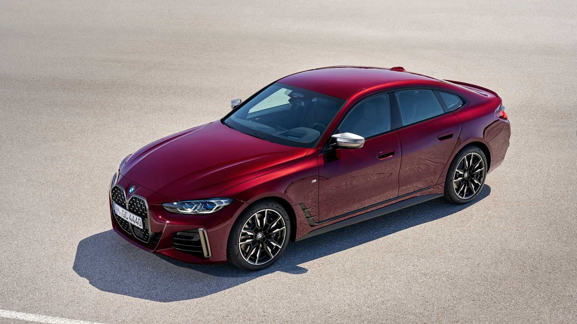 نمای سه چهارم بی ام و سری 4 گرن کوپه / 2022 BMW 4 Series Gran Coupe قرمز رنگ