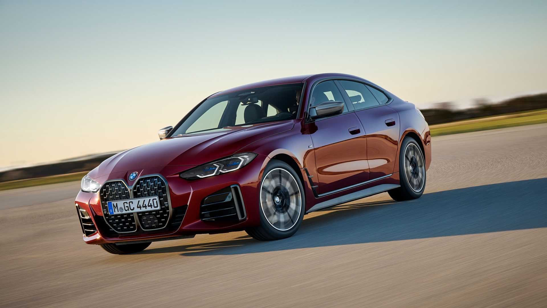 نمای بی ام و سری 4 گرن کوپه / 2022 BMW 4 Series Gran Coupe قرمز رنگ در جاده