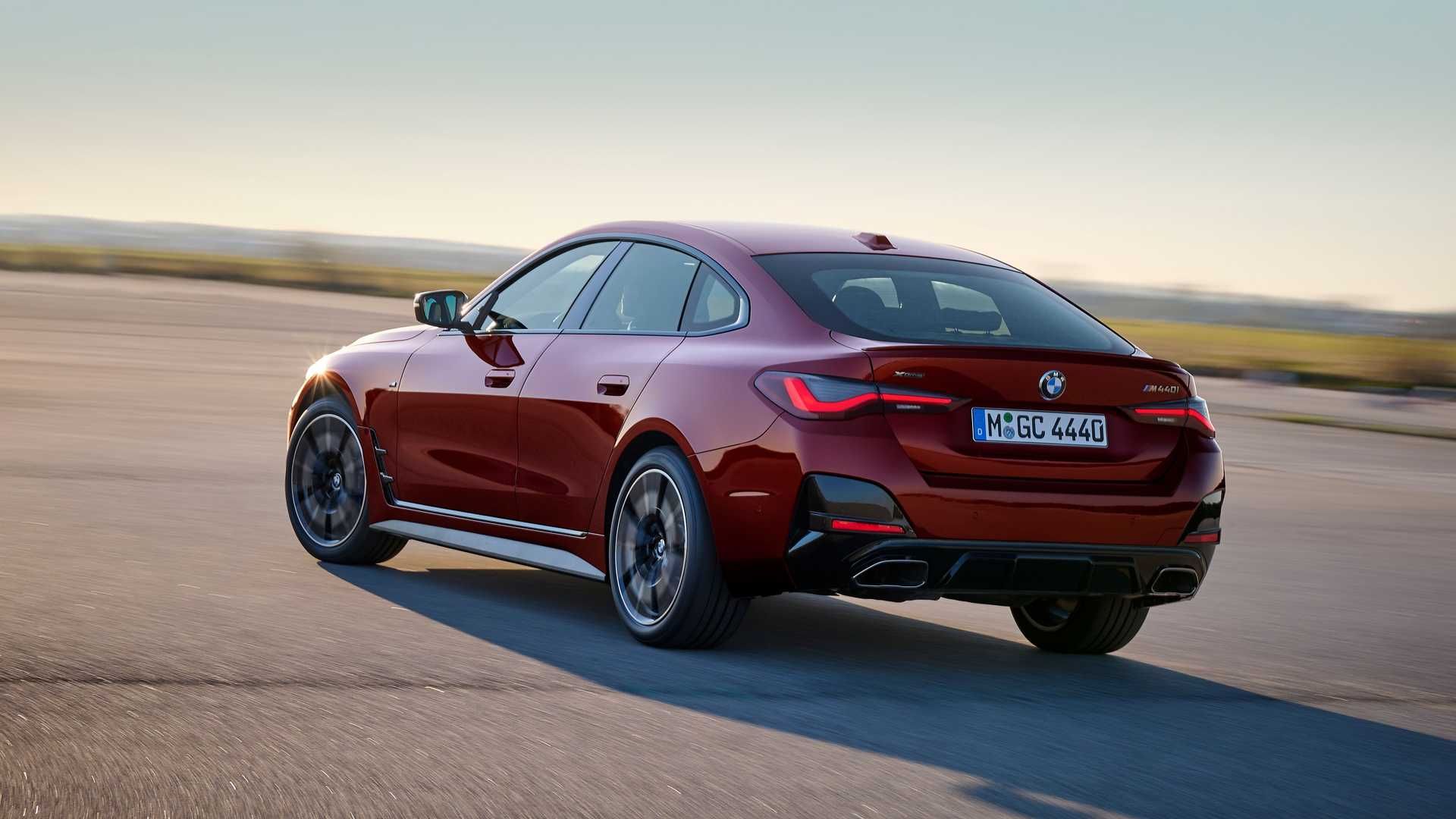 نمای سه چهارم عقب بی ام و سری 4 گرن کوپه / 2022 BMW 4 Series Gran Coupe قرمز رنگ