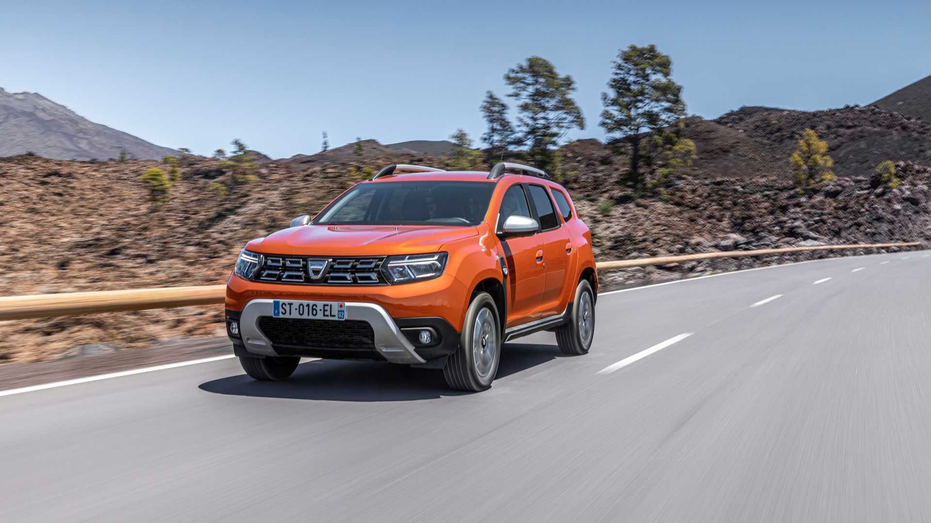 کراس اور رنو داچیا داستر / 2022 Dacia Duster نارنجی رنگ در جاده