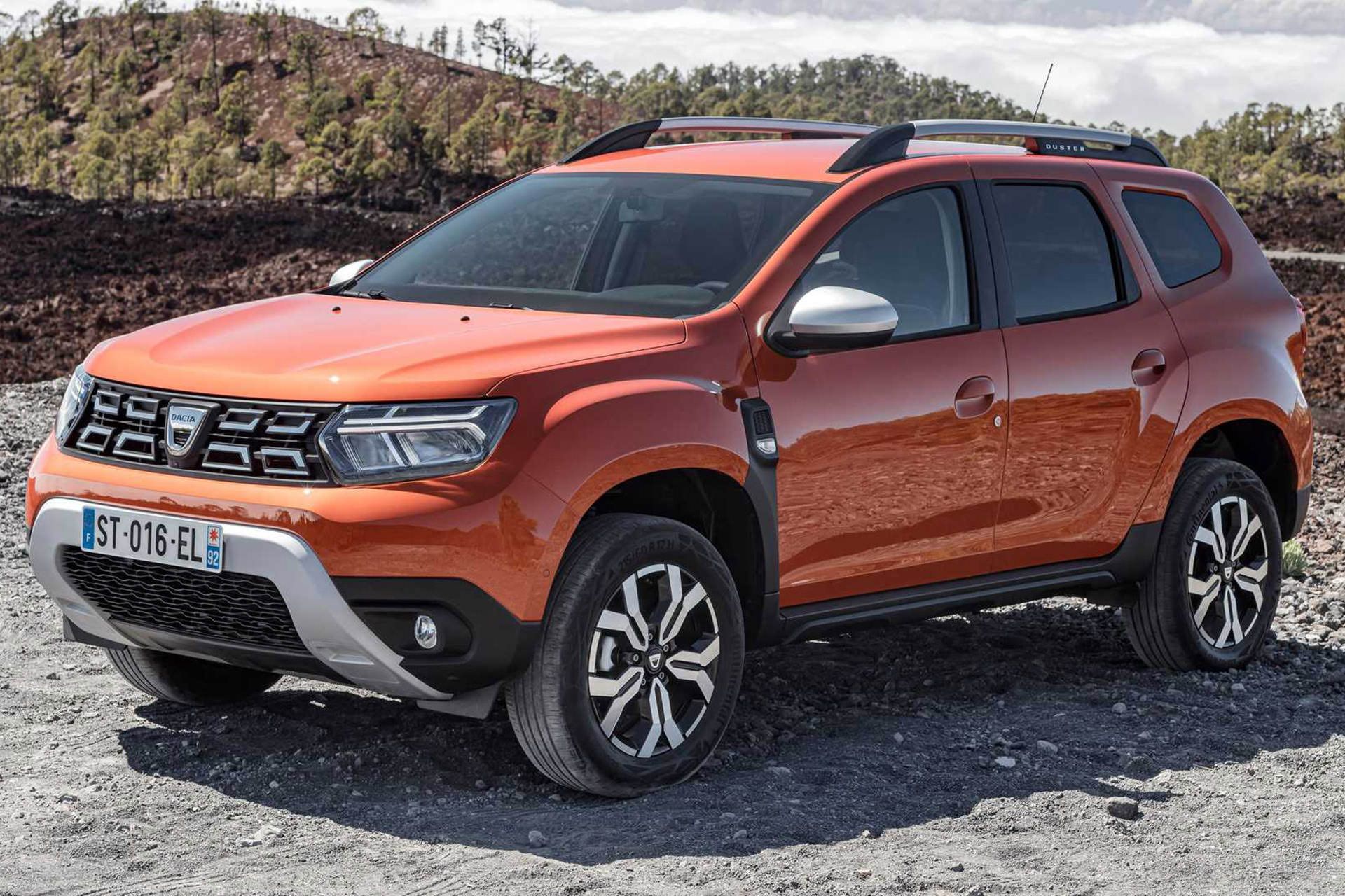 نمای سه چهارم جلو کراس اور رنو داچیا داستر / 2022 Dacia Duster نارنجی رنگ  با منظره جنگل