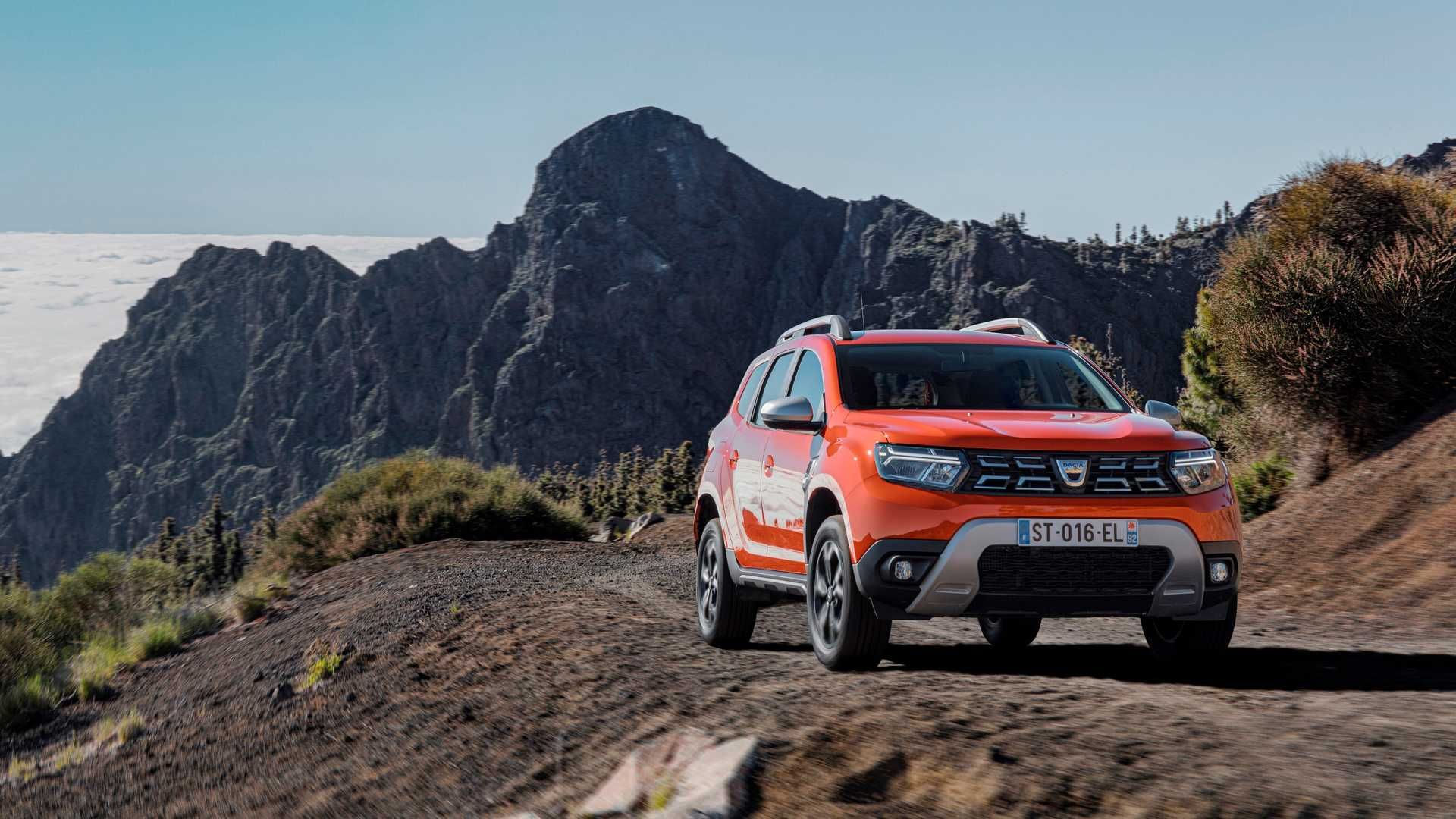 نمای جلو کراس اور رنو داچیا داستر / 2022 Dacia Duster در جاده